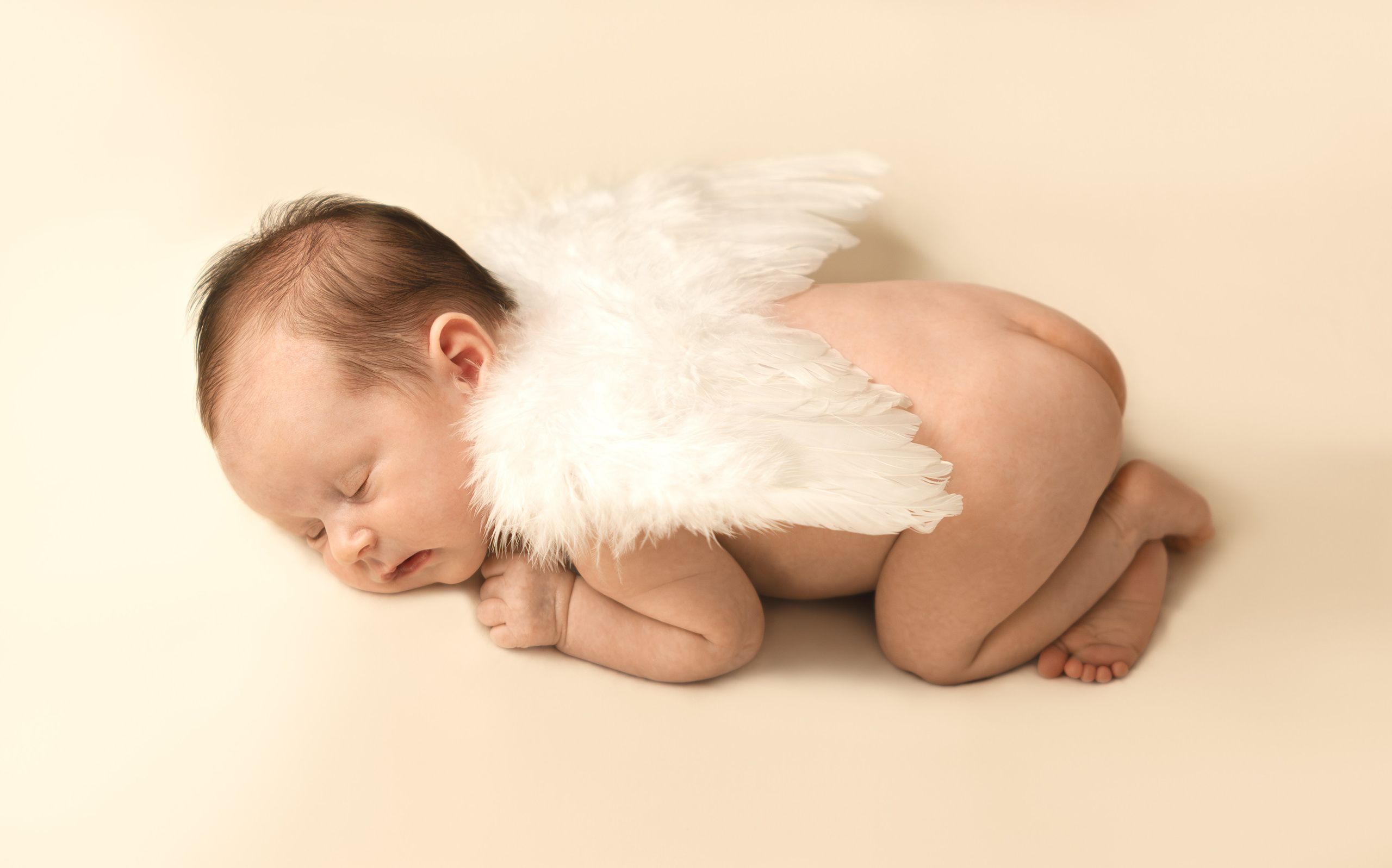 Newborn. Women’s photographer in Coventry, UK. Boudoir and portraits are my focus; I also capture couples, mini weddings, maternity & newborns