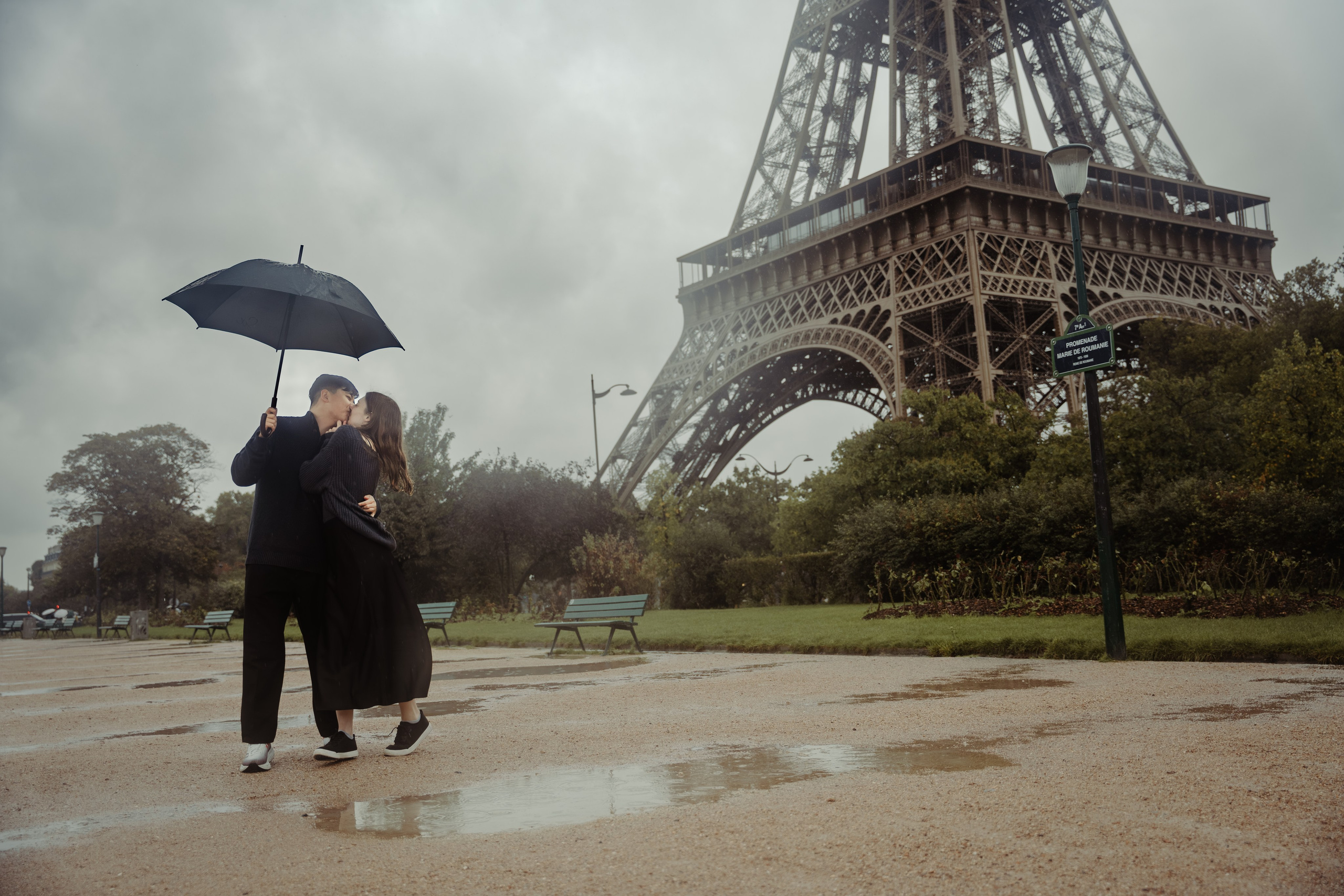 Margaret & Max in Rainy Paris. Фотограф в Париже Полина Осипова