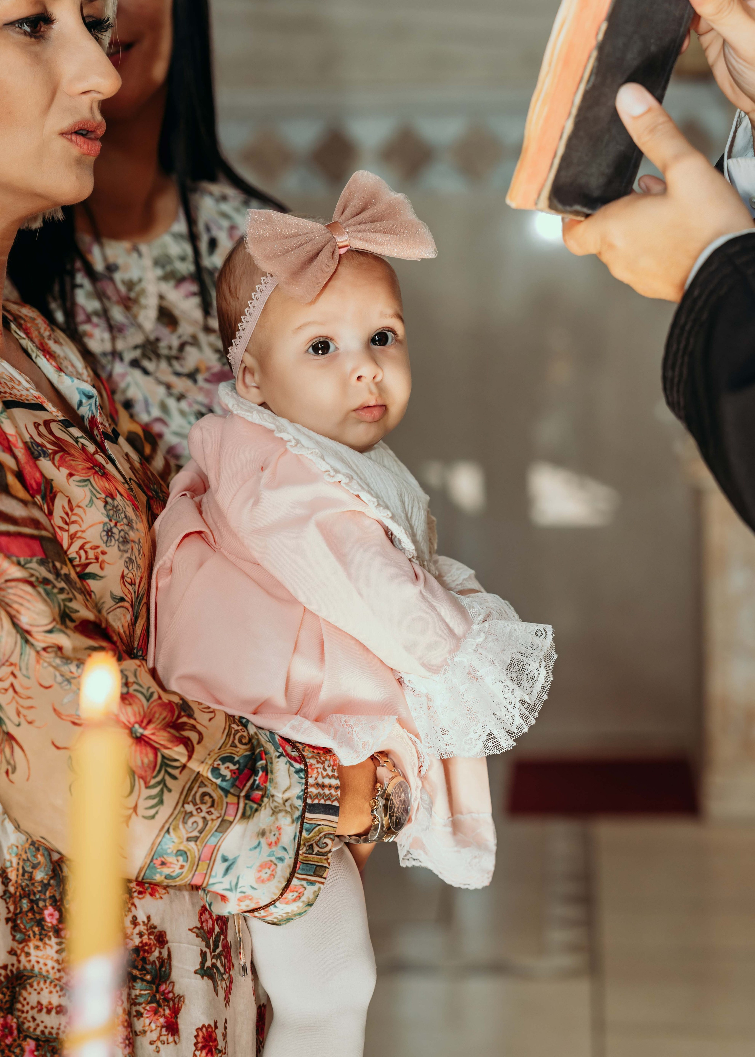 Devojcica sa svecom na krstenju na Novom Beogradu