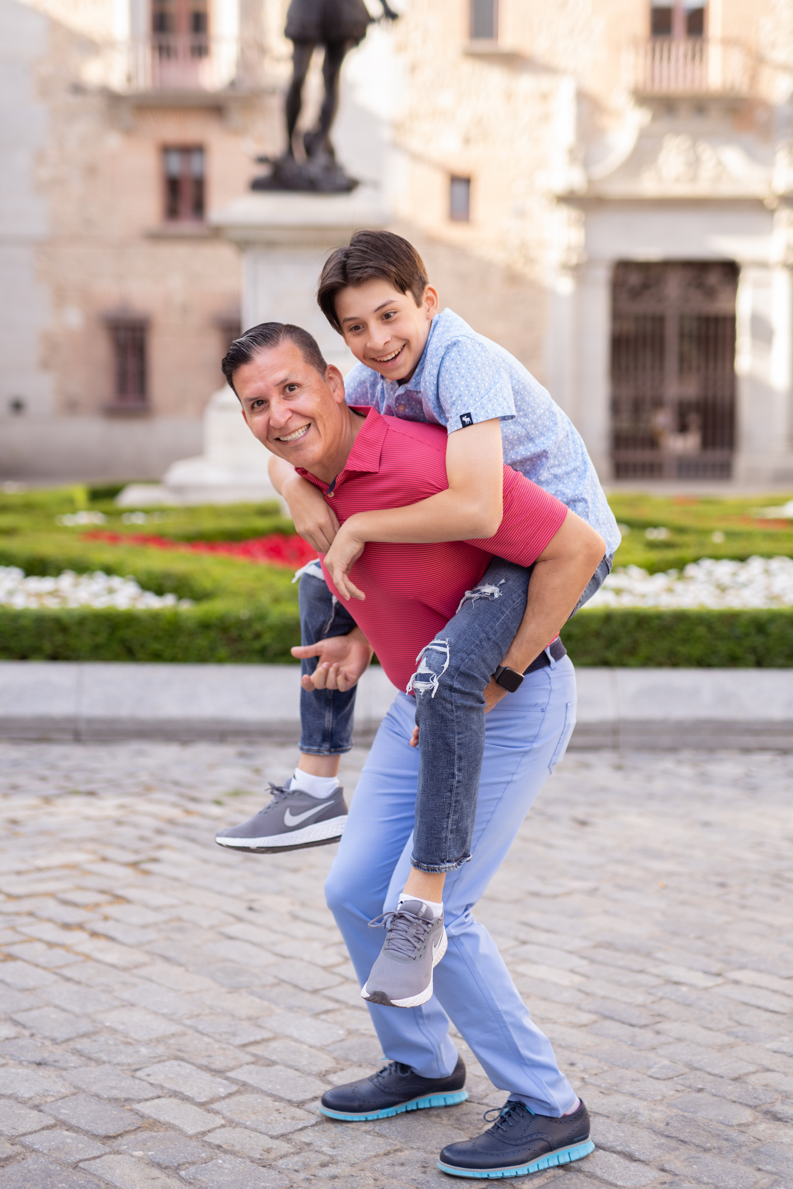 Tourist family photo shooting in Madrid. Photographer in Madrid, Spain. Alyona Belyaninova