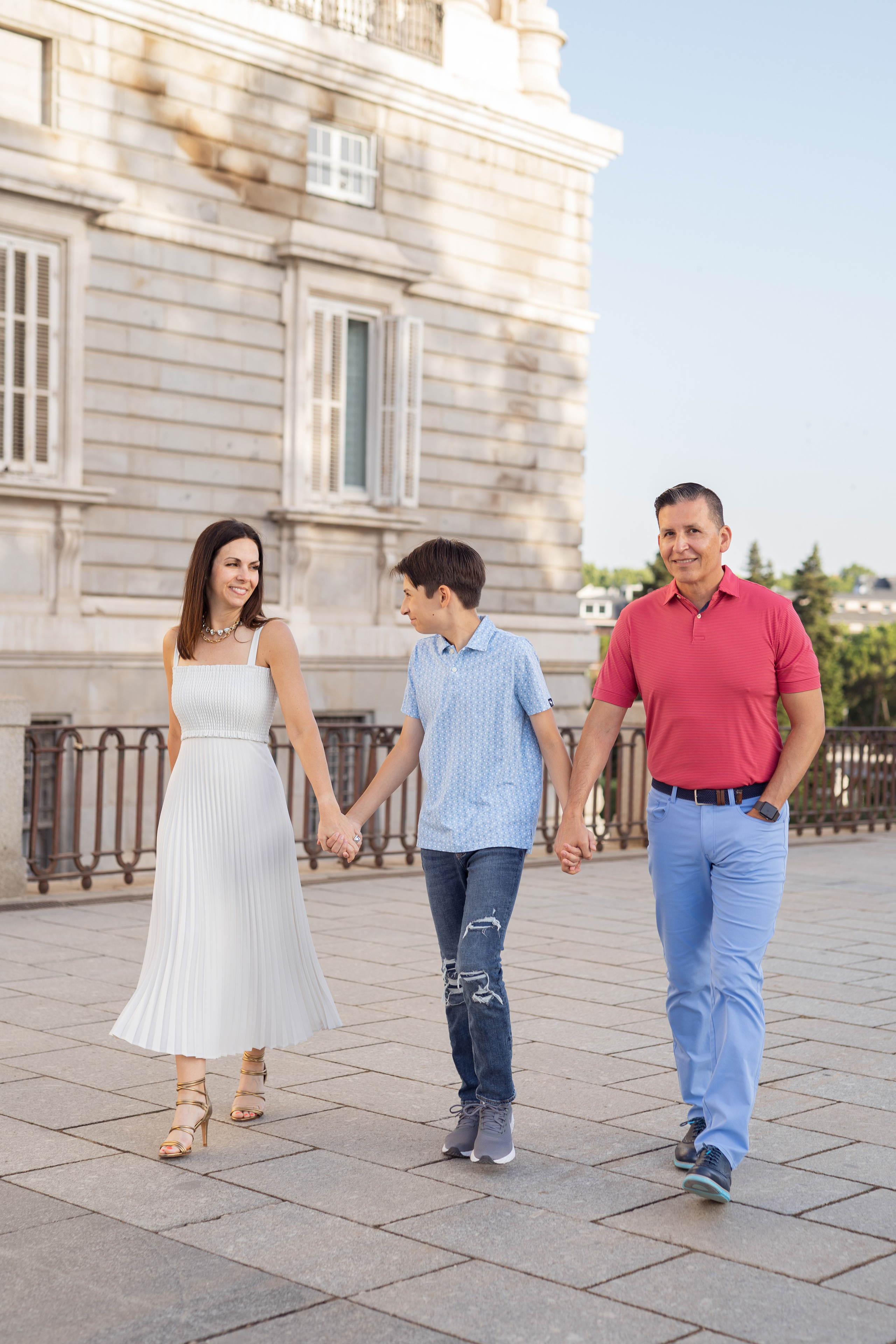 Tourist family photo shooting in Madrid. Photographer in Madrid, Spain. Alyona Belyaninova