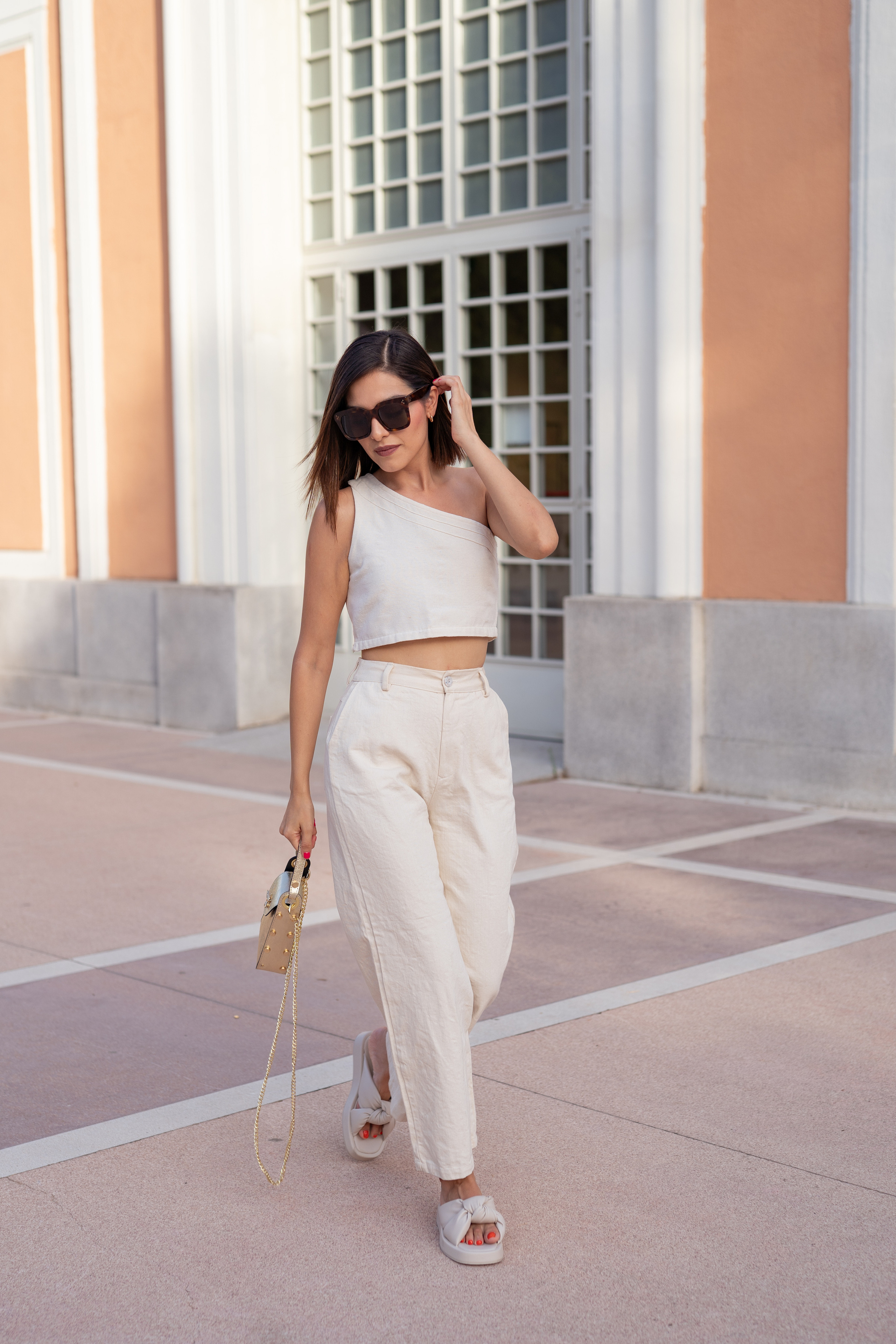 Content photography for influencers. Content development for stylist.  LinkedIn headshot Madrid. Photographer in Madrid, Spain. Alyona Belyaninova