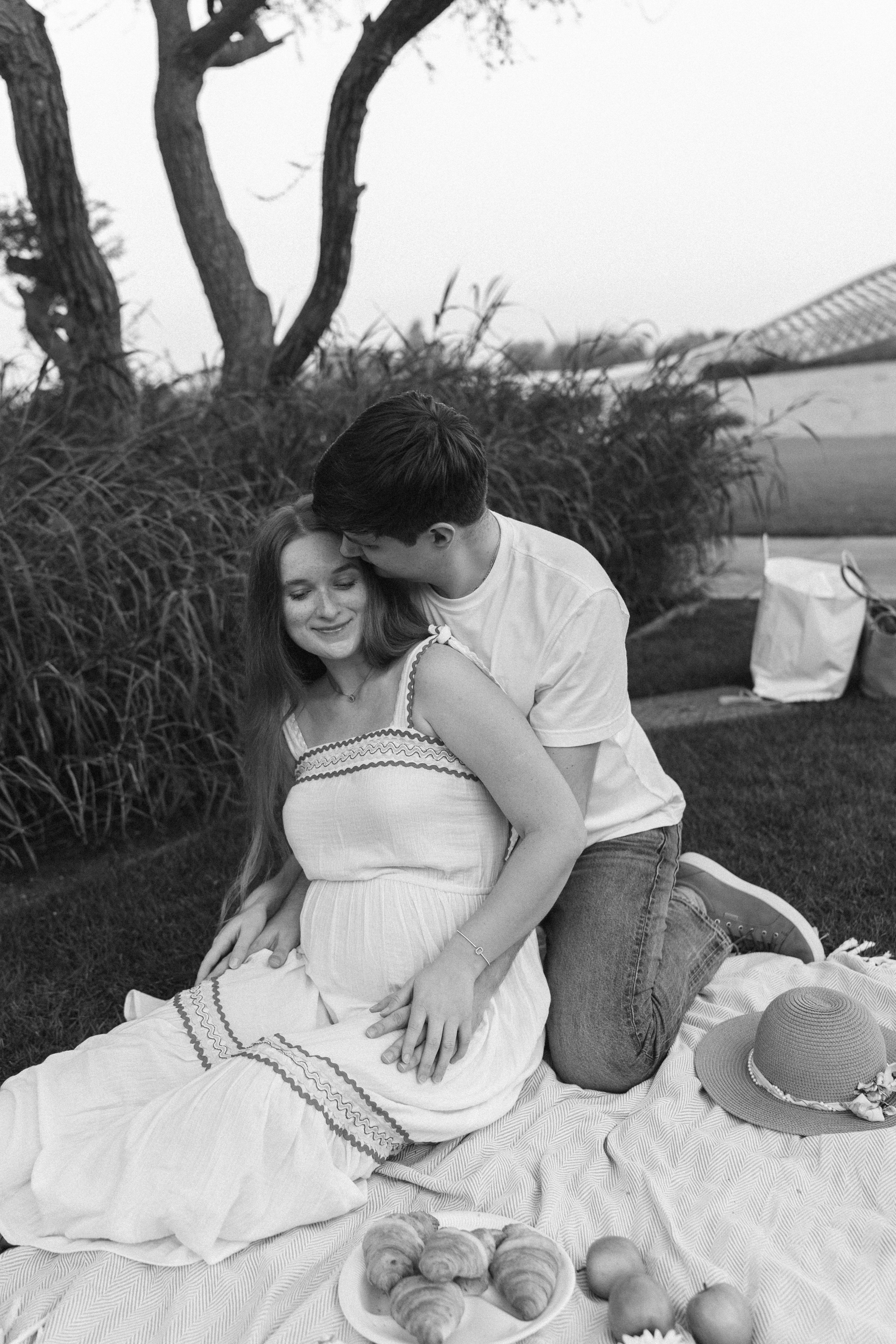 Um Al Amarat Park Pregnancy. Professional Photographer Abu Dhabi, Dubai — Yulia Ismoilova | 2025