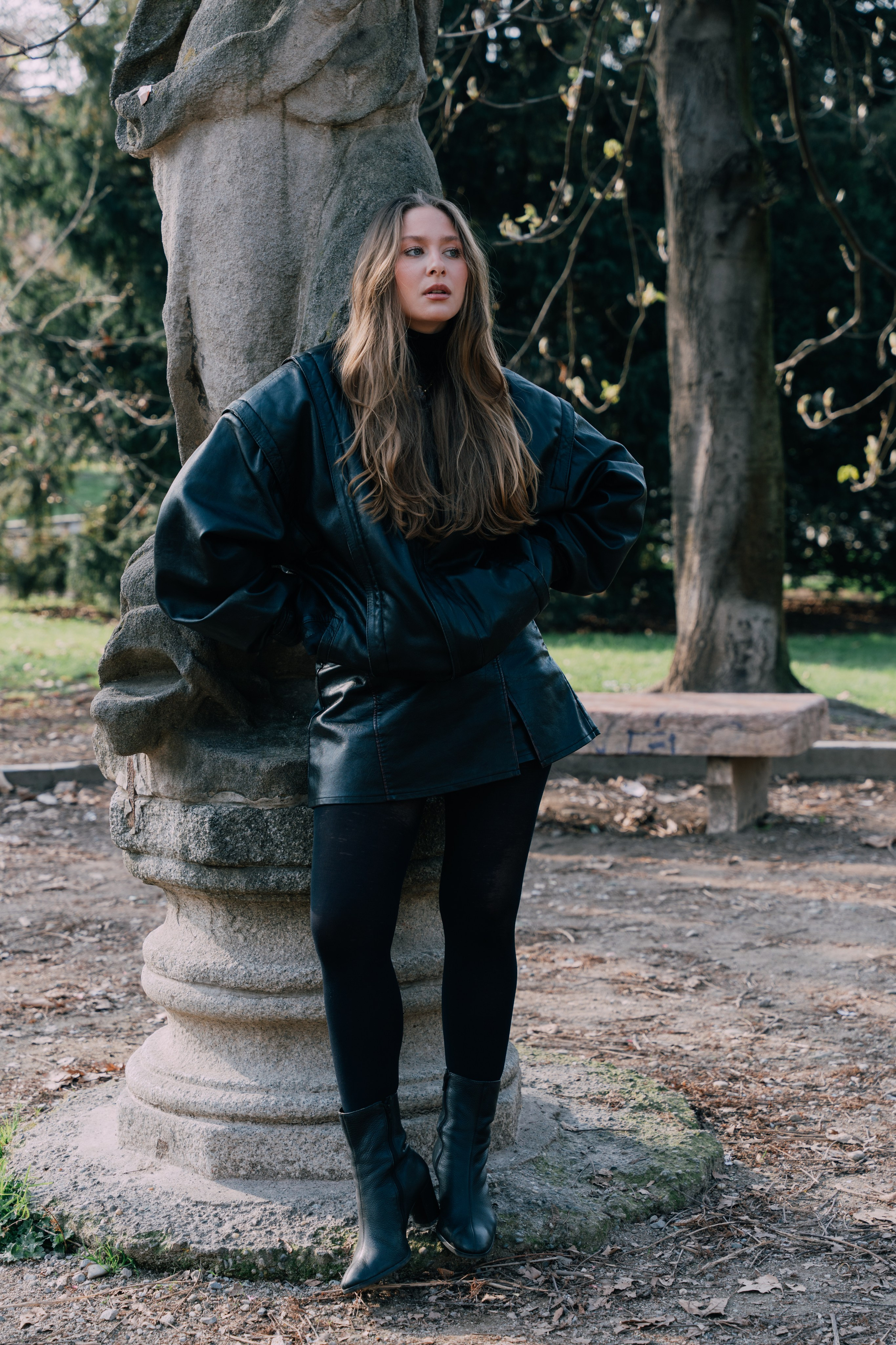  женский портрет на фоне статуи в парке в Милане