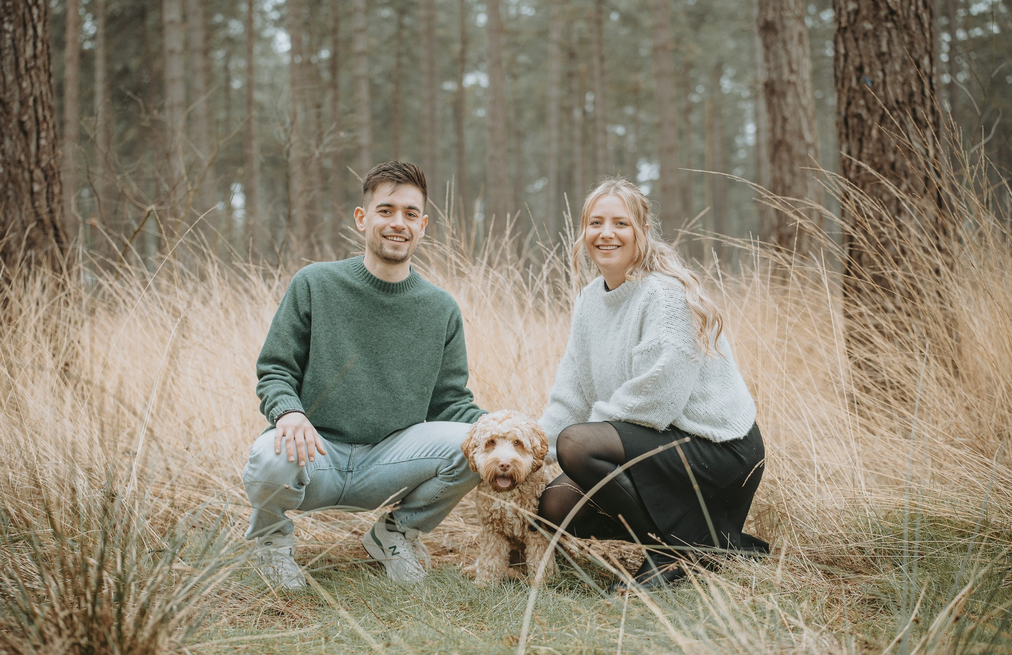 Berre en Amy hand in hand tijdens loveshoot in natuur - Kapture Fotografie