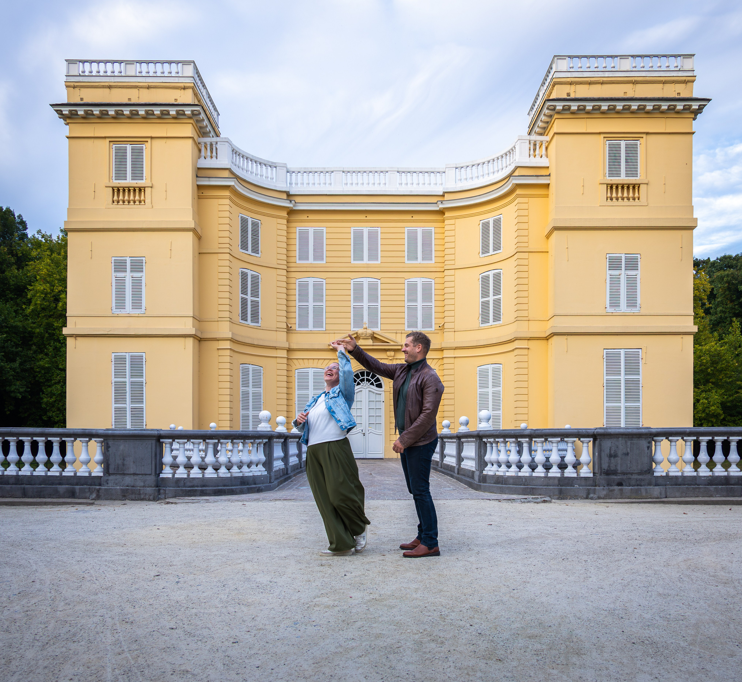 Koppelshoot met spontane lachmomenten in natuur