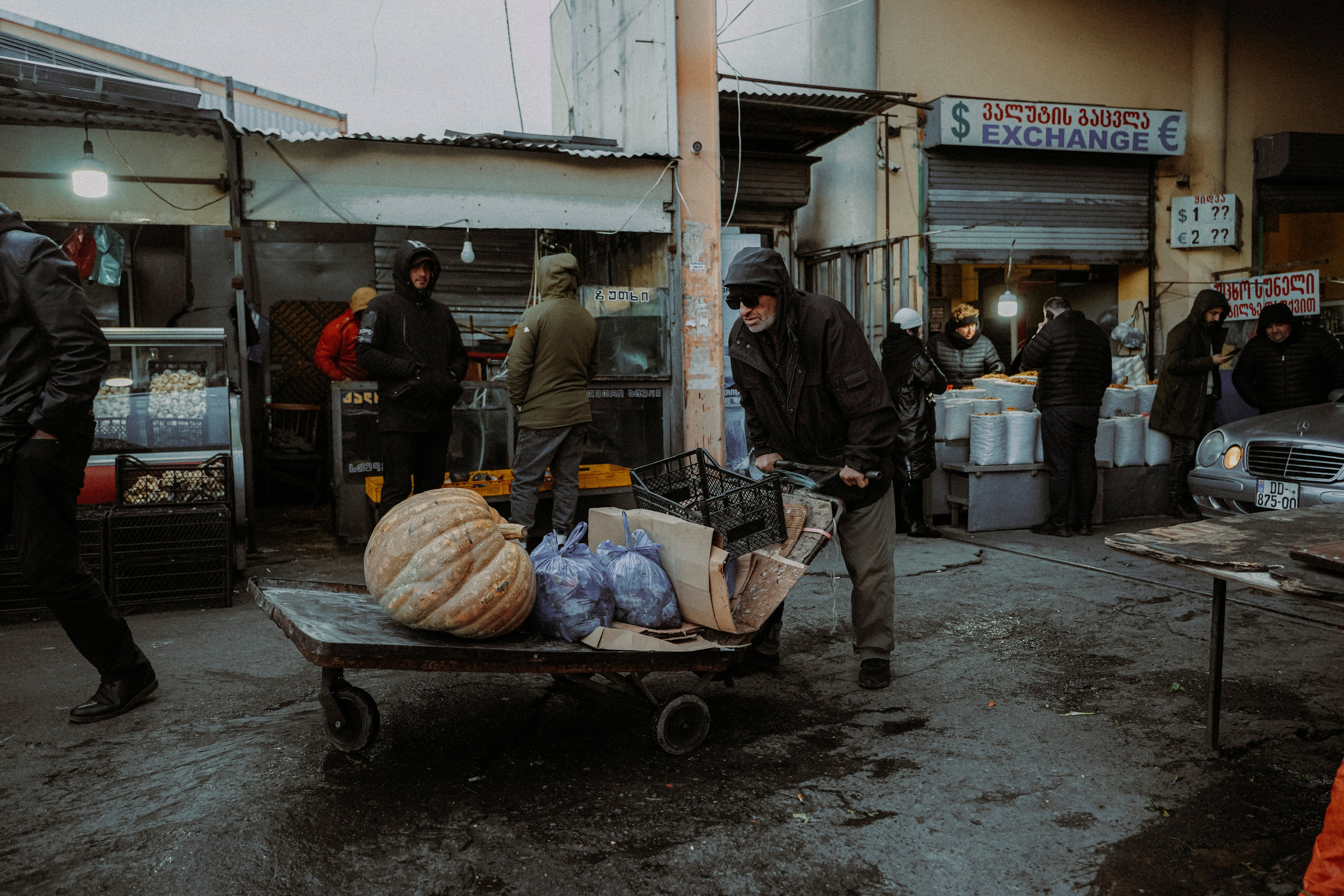 ТБИЛИСИ 2023-2024. Стрит-фотография, полная абсурда, идиотизма и красоты