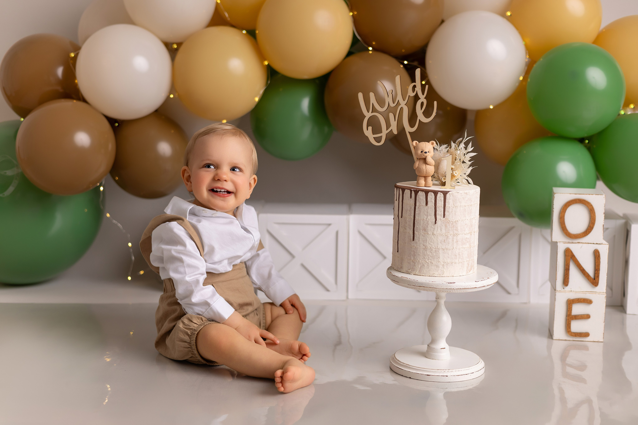 Erste Geburtstag „Cake Smash“. Neugeborene- Schwangerschaft- und Kinder Fotografin in Lehre