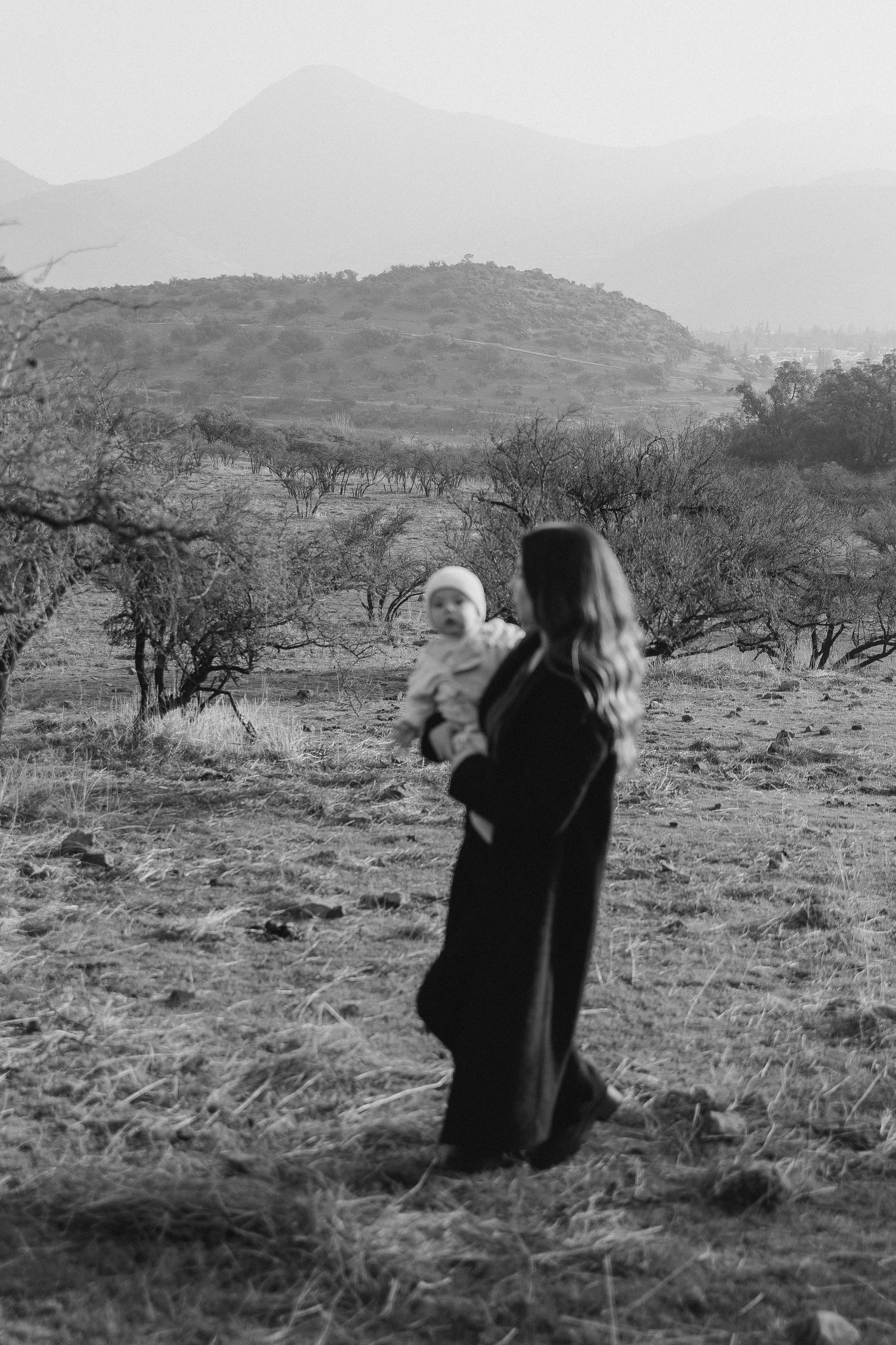 Sesión familiar con caballos en la montaña — Naturaleza y ternura. Photographer in Santiago, Chile Anna Almazova