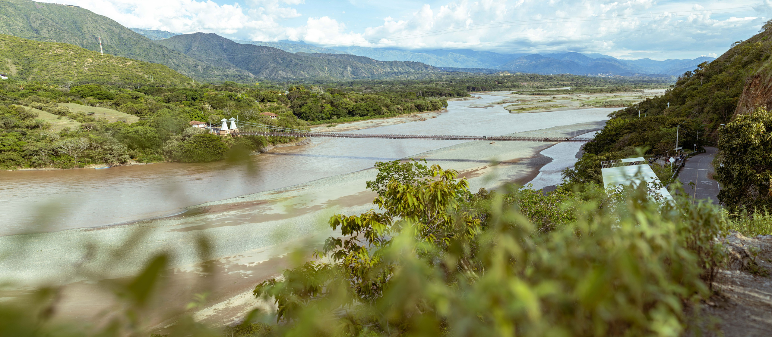 Fotografía del puente de occidente en Antioquia 