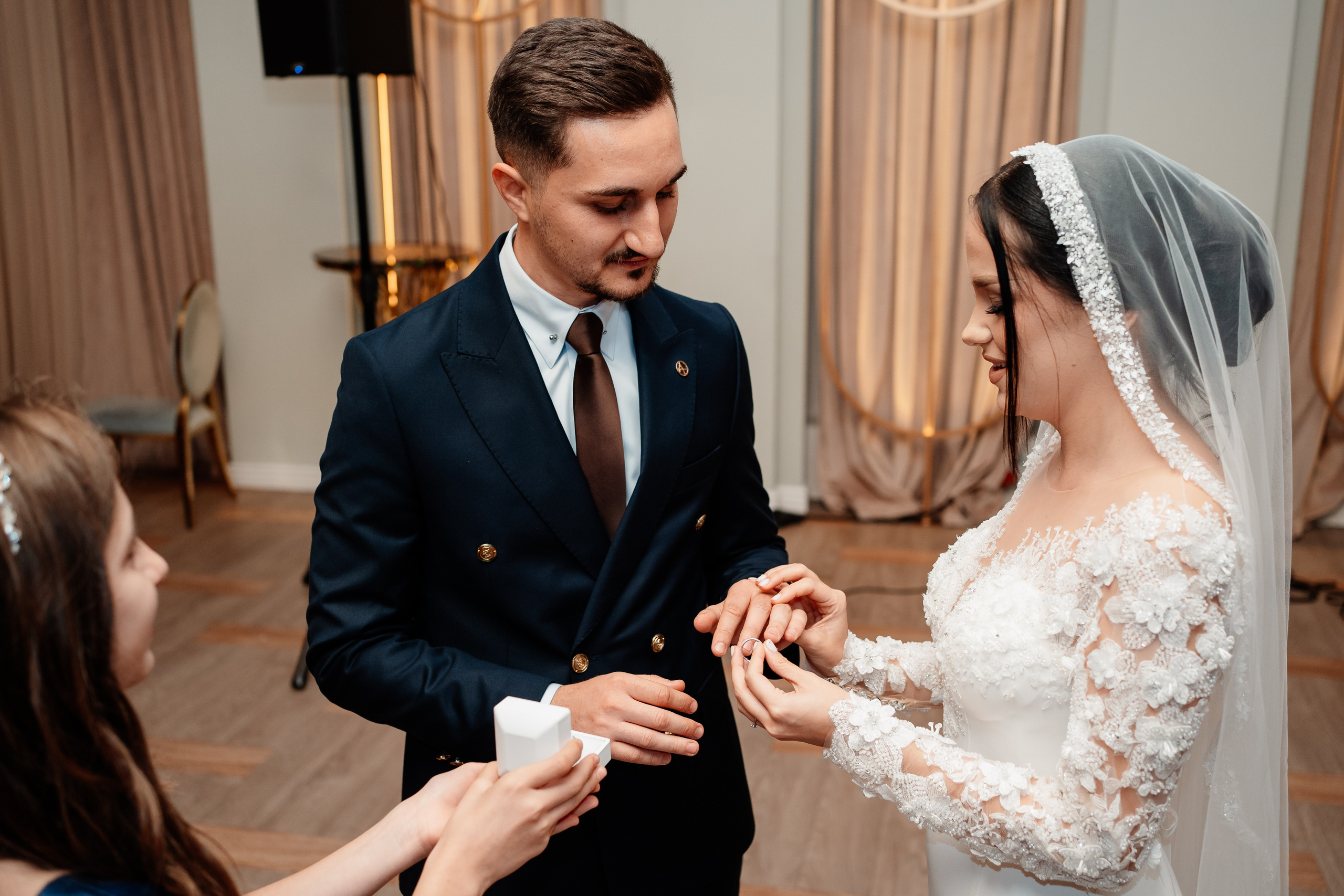 Moment emoționant între miri în ziua nunții, surprins într-un cadru natural și romantic, la Reina Events. Fotografie de nuntă profesională, editată artistic pentru a evidenția emoția și eleganța evenimentului.