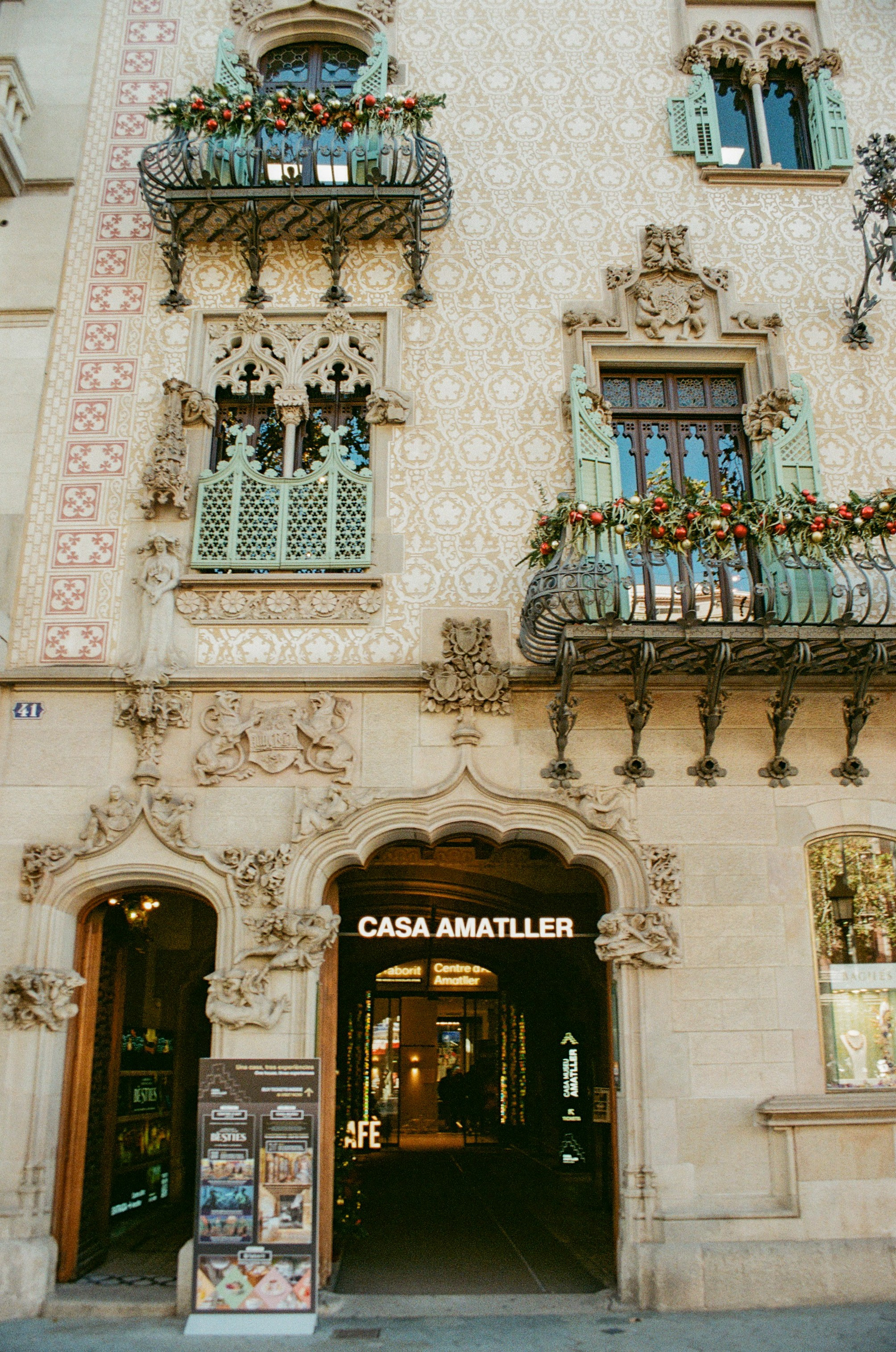 Barcelona — Light, Rhythm and Architecture. Wedding Stories — Professional Wedding Photography & Videography in Germany, Italy, Spain & all across Europe