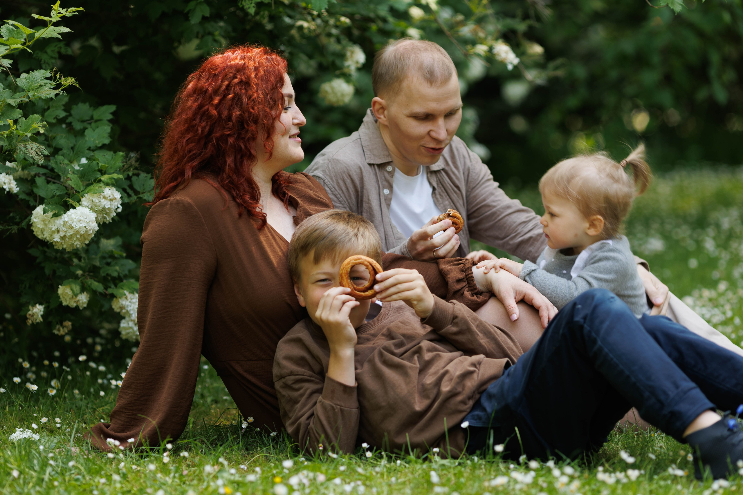 Family walking in the park. Family photographer in Vilnuis Svetlana Naumova