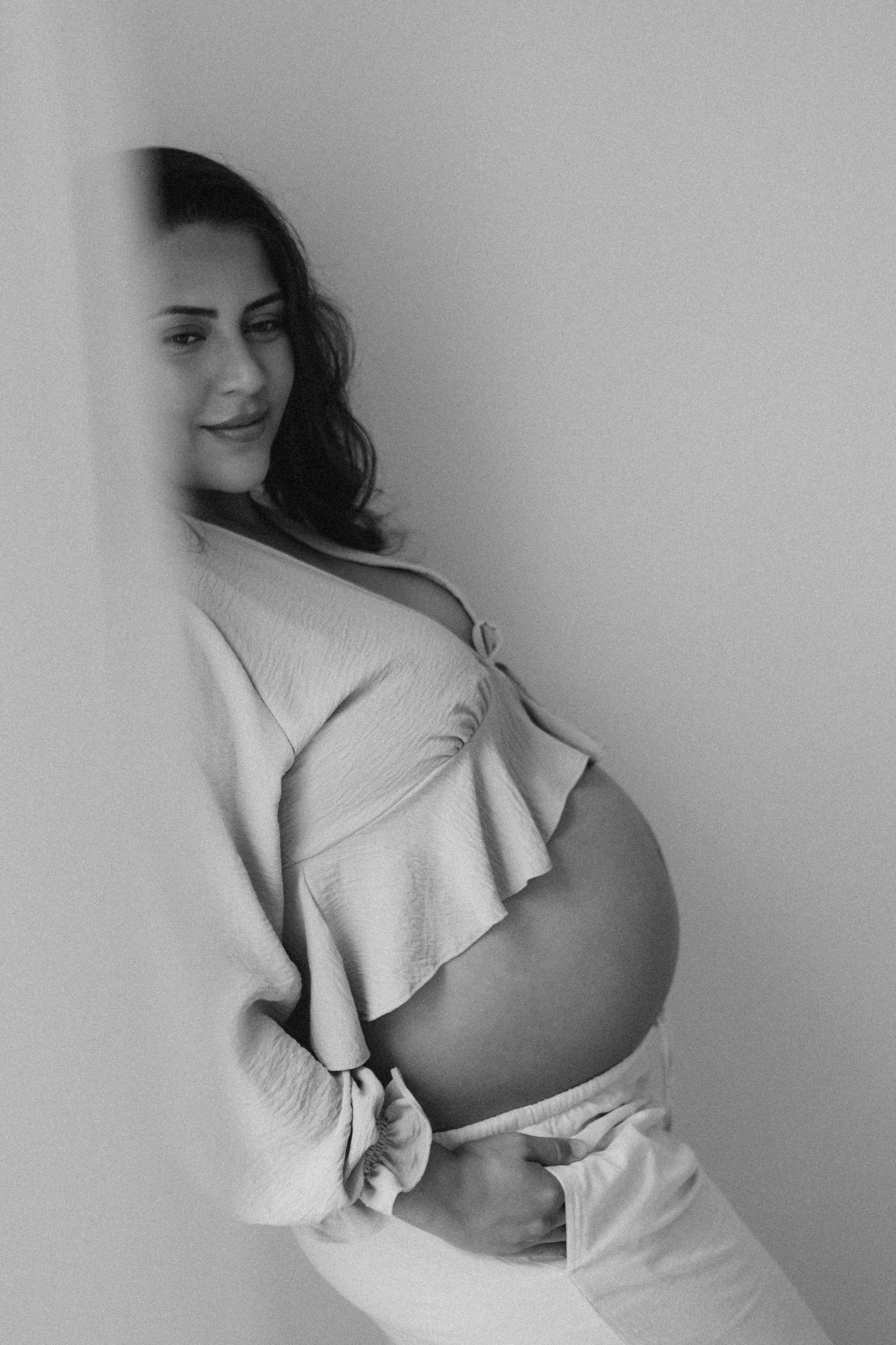 ensaio gestante com luz natural em estudio