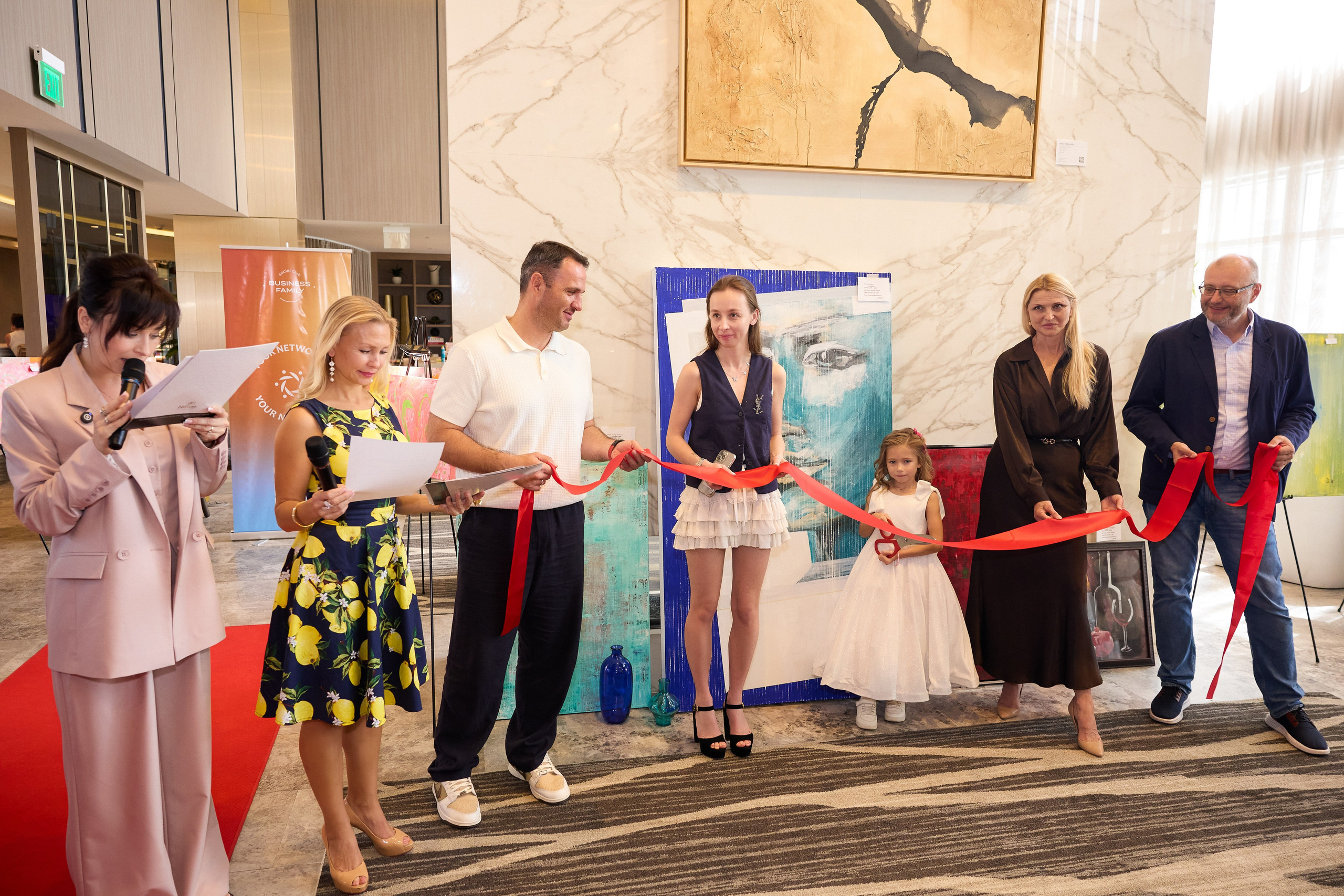 Авторская благотворительная художественная выставка Дианы Бортник. Фотограф Юлия Маковеева