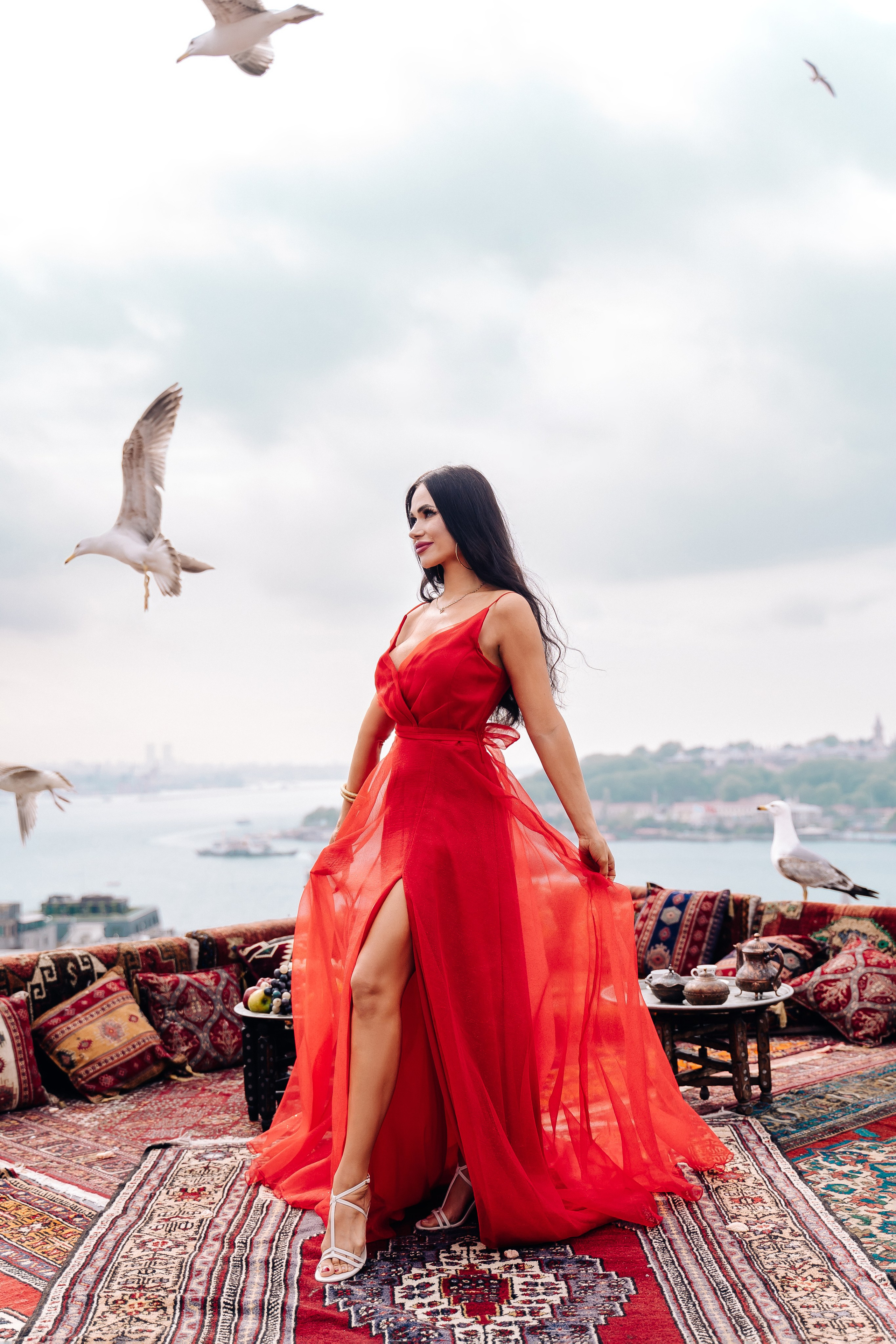 Фотосессии в дизайнерских нарядах в Стамбуле. Wedding, family and lifestyle photographer Anatoly. Photo sessions on rooftops with seagulls. Istanbul