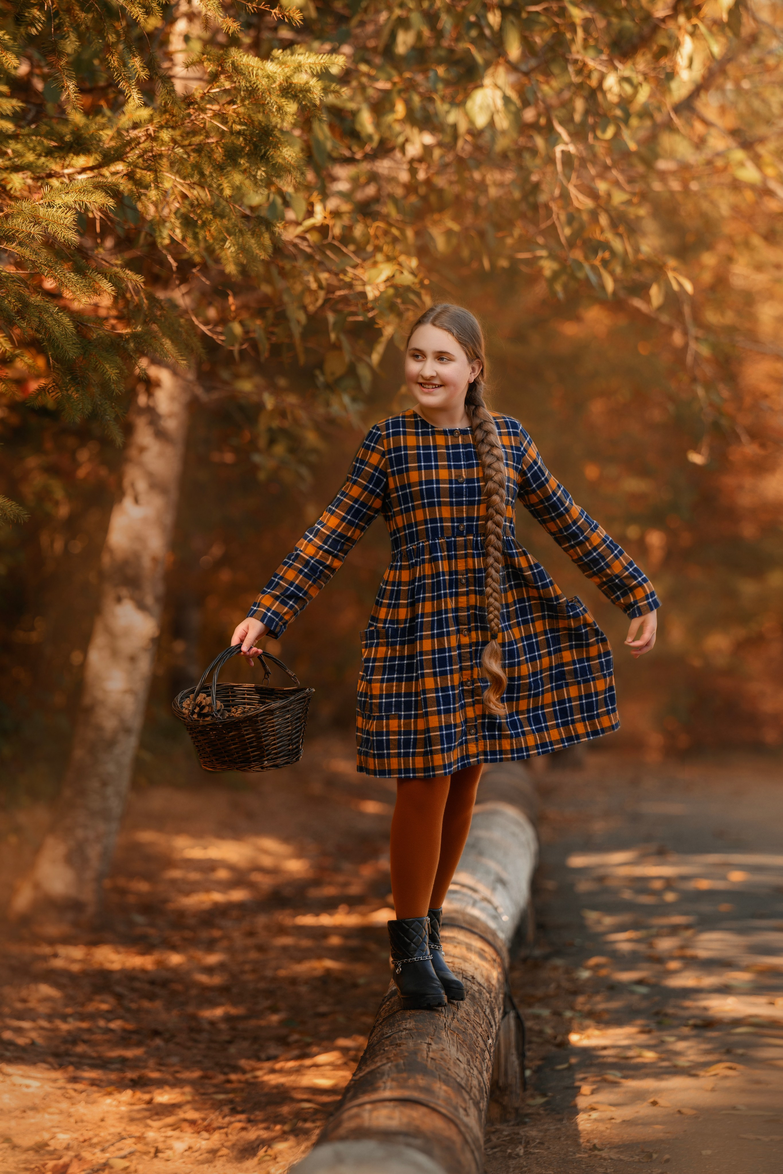 Caity in the autumn forest. Wedding & portrait photography in the Seattle Area. Helen Michelle photographer