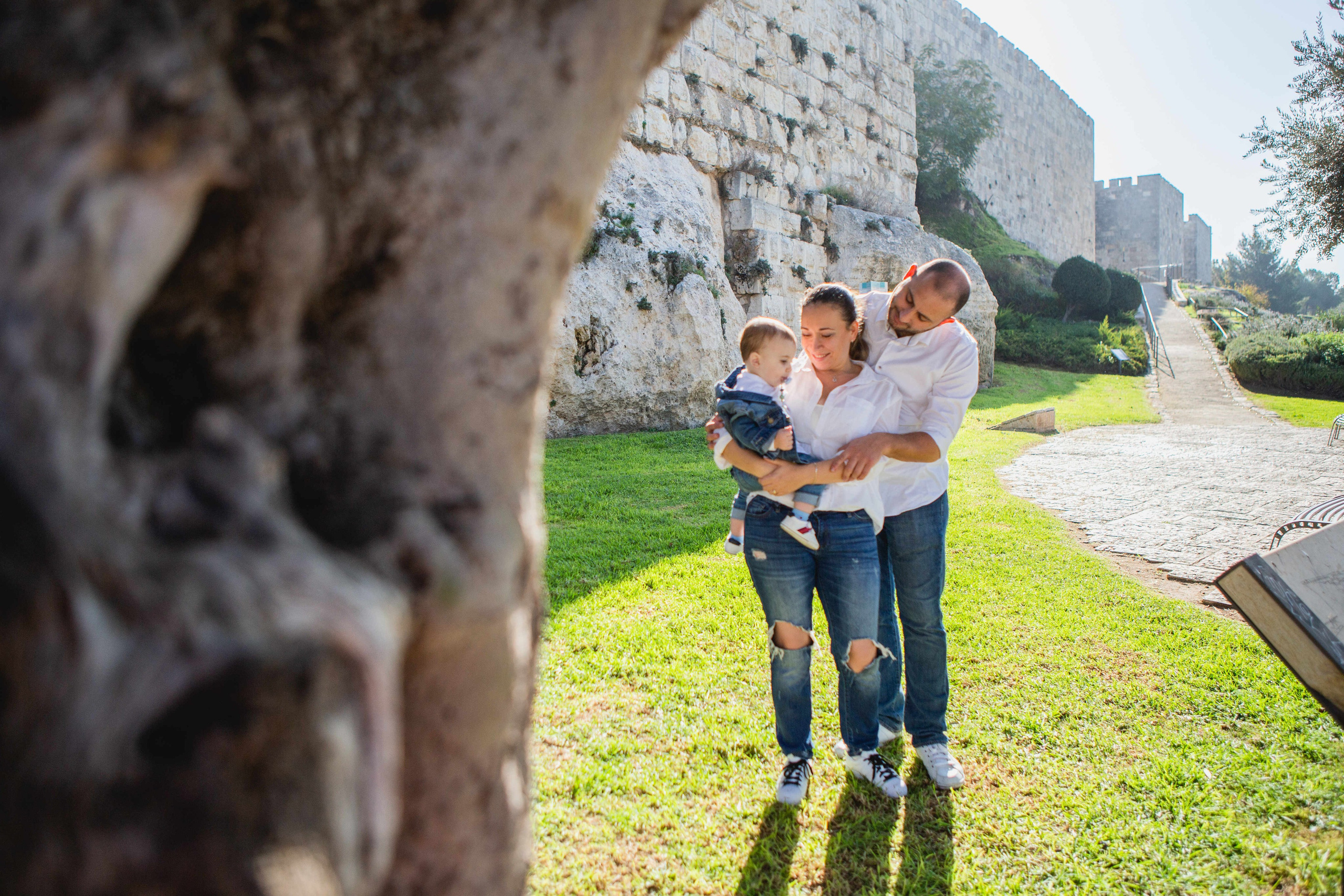 AT THE WALLS OF THE OLD CITY. PHOTOGRAPHER IN ISRAEL