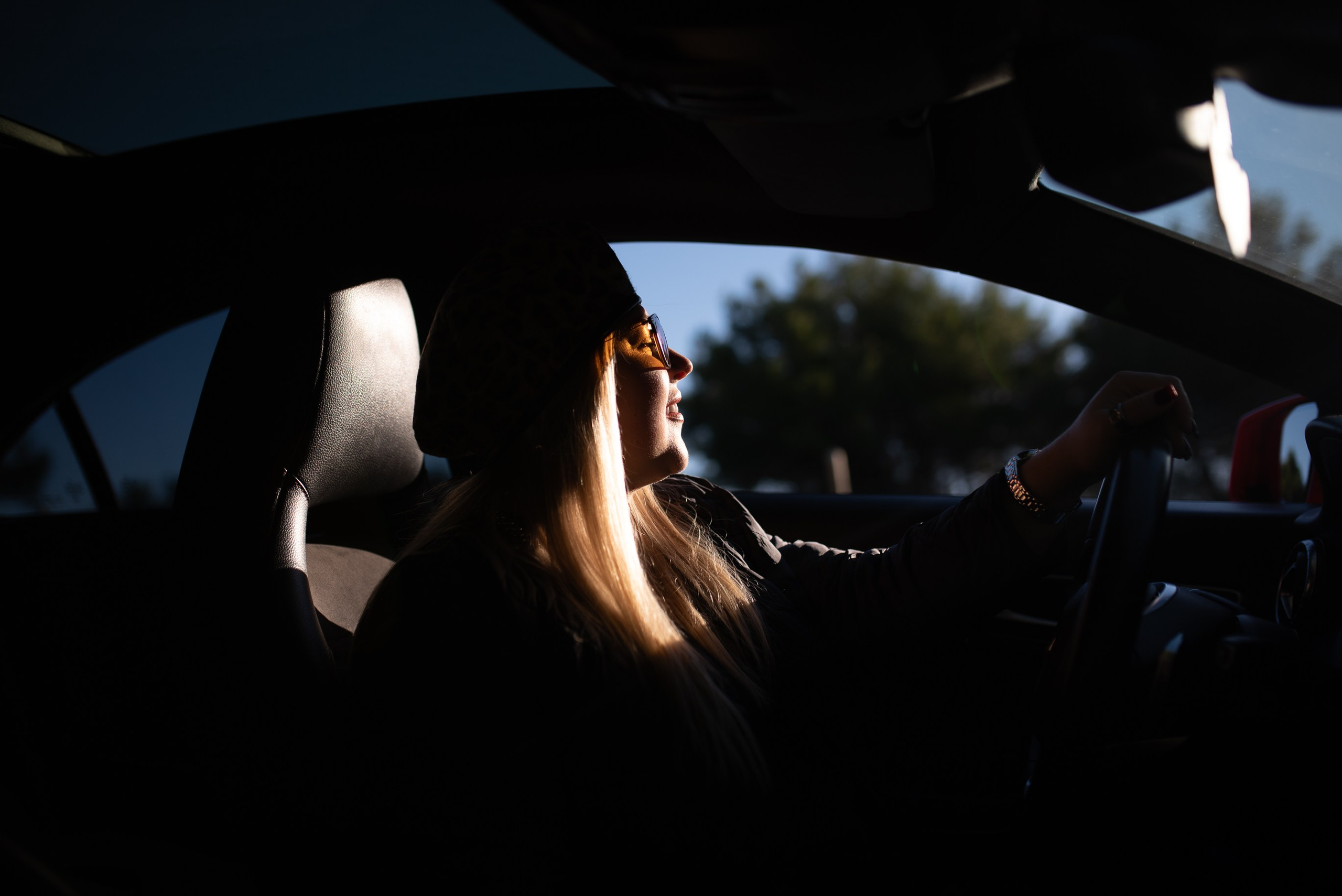 автофотосессия, девушка за рулем красного автомобиля, солнечный день в Анталии