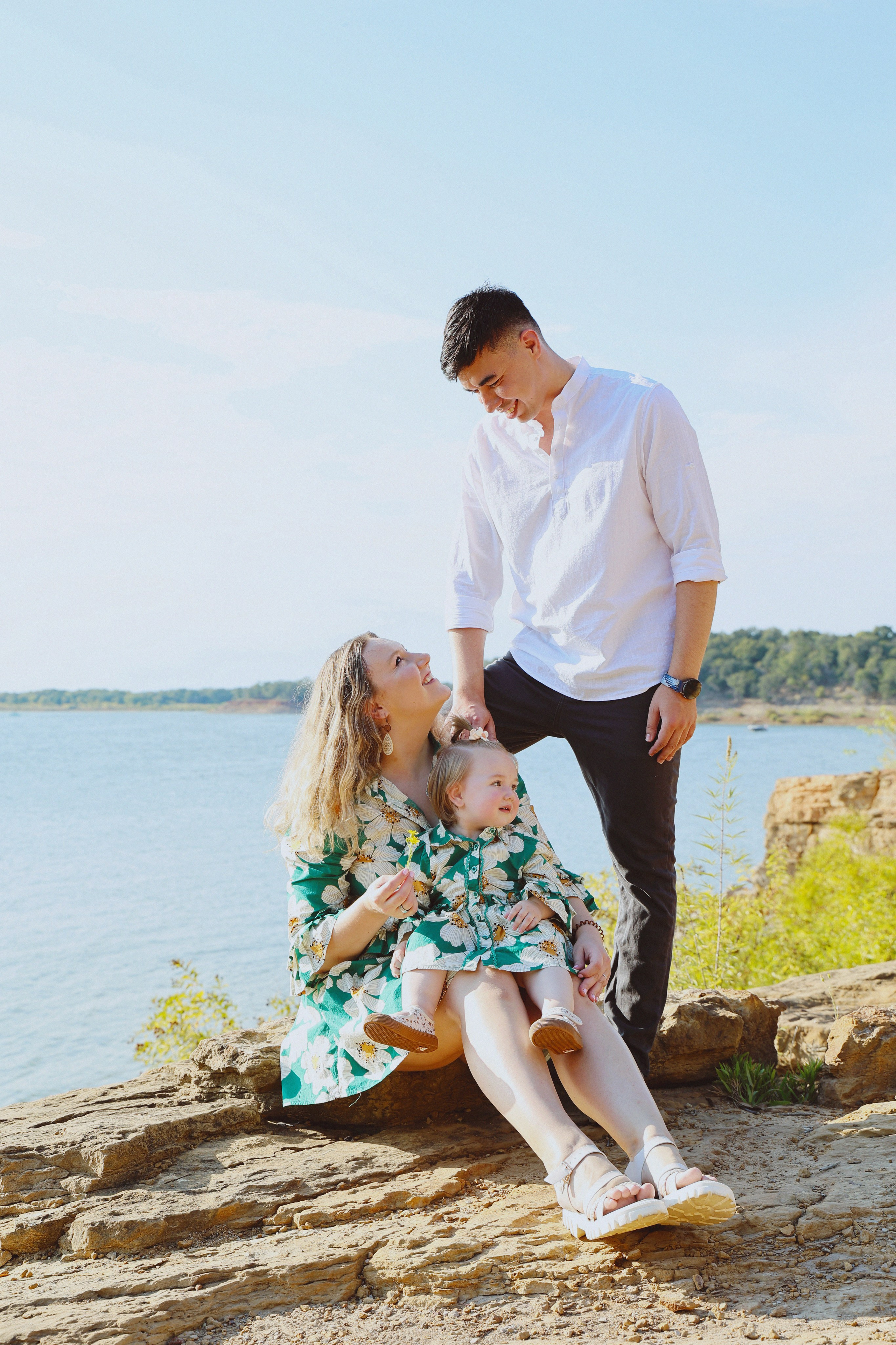 Baby Family Photoshoot – Outdoor Family Photography with Infant or Toddler. Lana Petrychenko — Portrait & Family Photographer. Valencia, Spain
