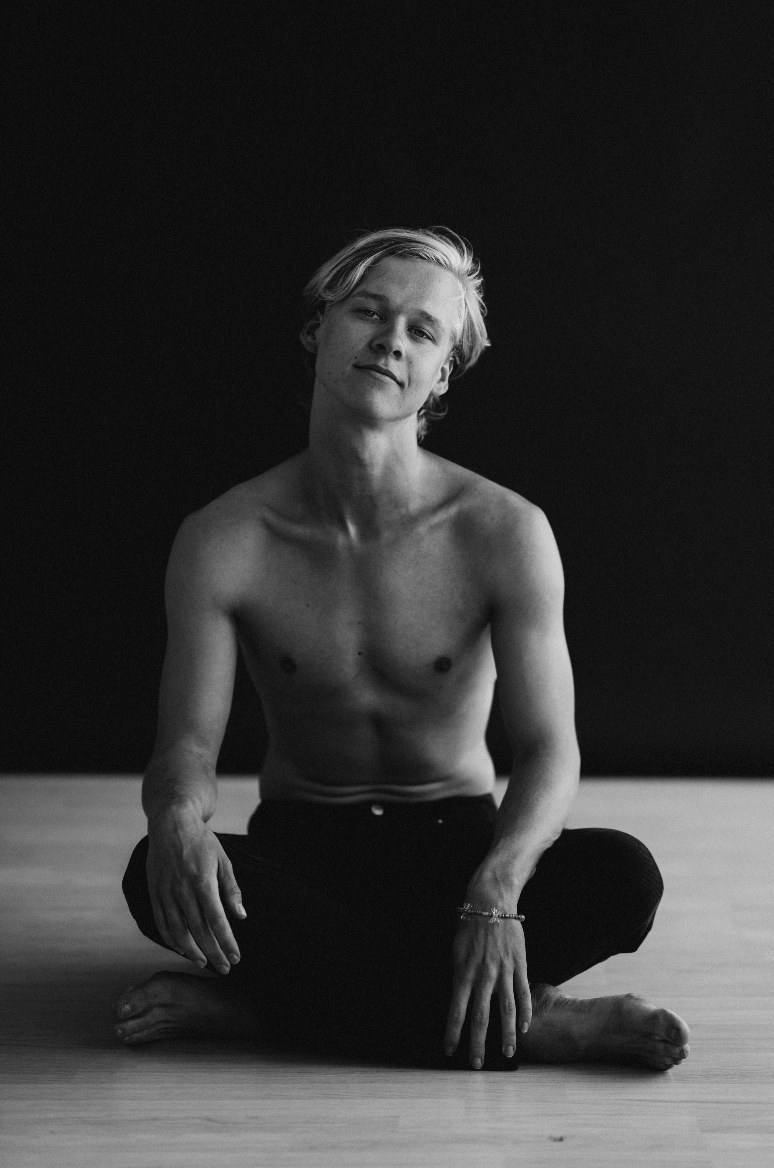 DANCERS. Victoria Olonen – Cinematic Portrait Artist | Helsinki & Europe