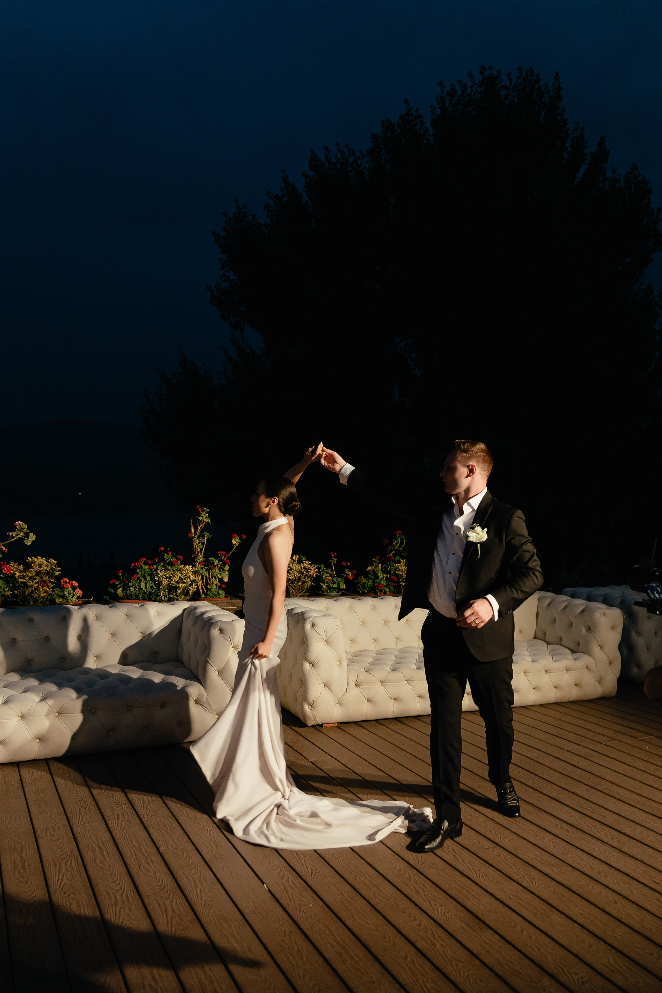 Thomas & Suyumbika. Главная