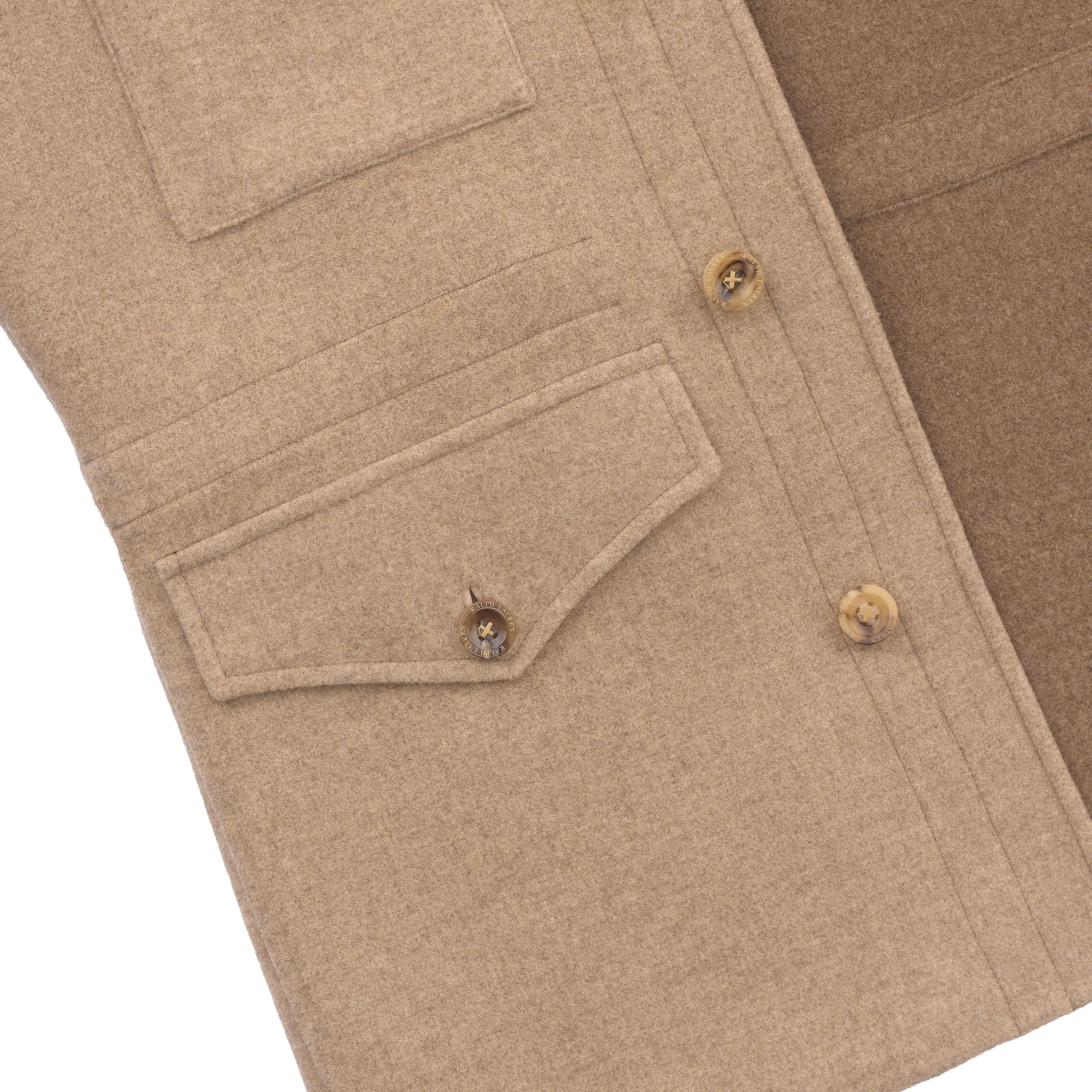 Detailaufnahme – Knopfleiste und Stoffstruktur der Lammveloursjacke in Trüffelton.