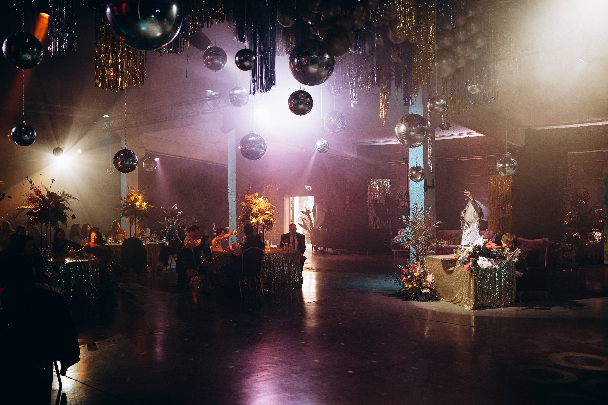 KĀZAS BEZ ROBEŽĀM DISKO STILĀ