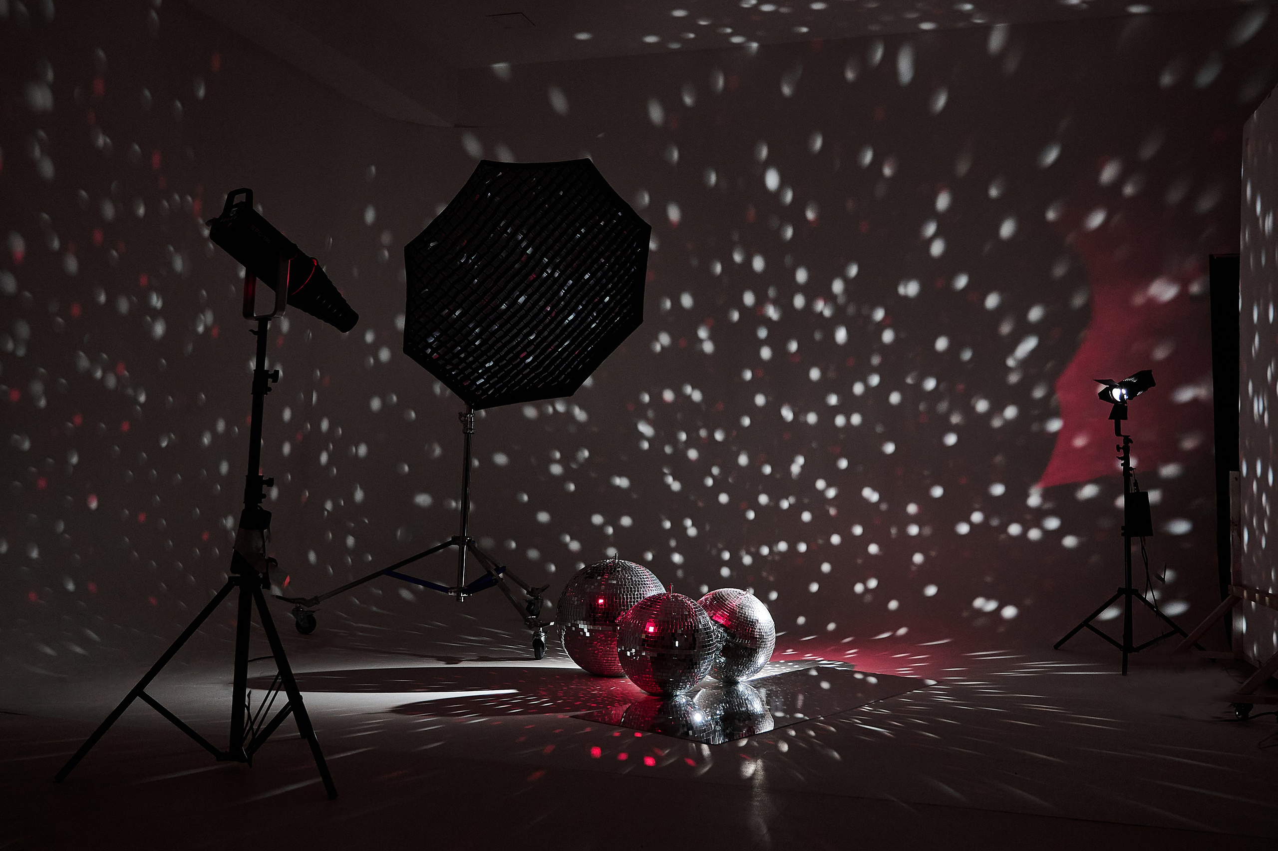 Зал «White» — (ул.Бабура, 73Б). 2astudio.uz