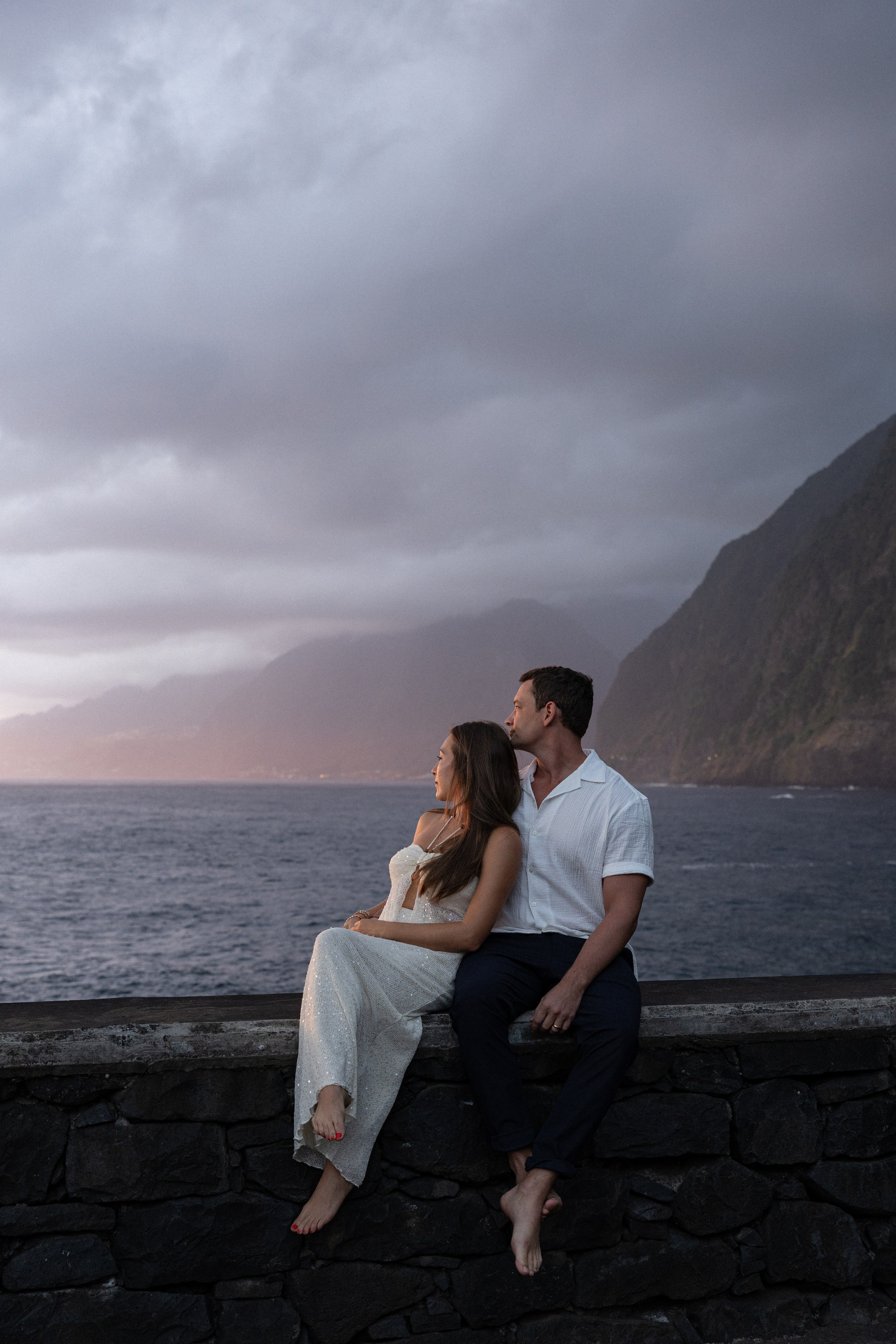 Couple Photoshoot at Seixal Beach, Madeira | Romantic Beach Photography. Fotógrafa na Madeira para casais, pedidos de casamento, elopements e casamentos íntimos | Tatiana