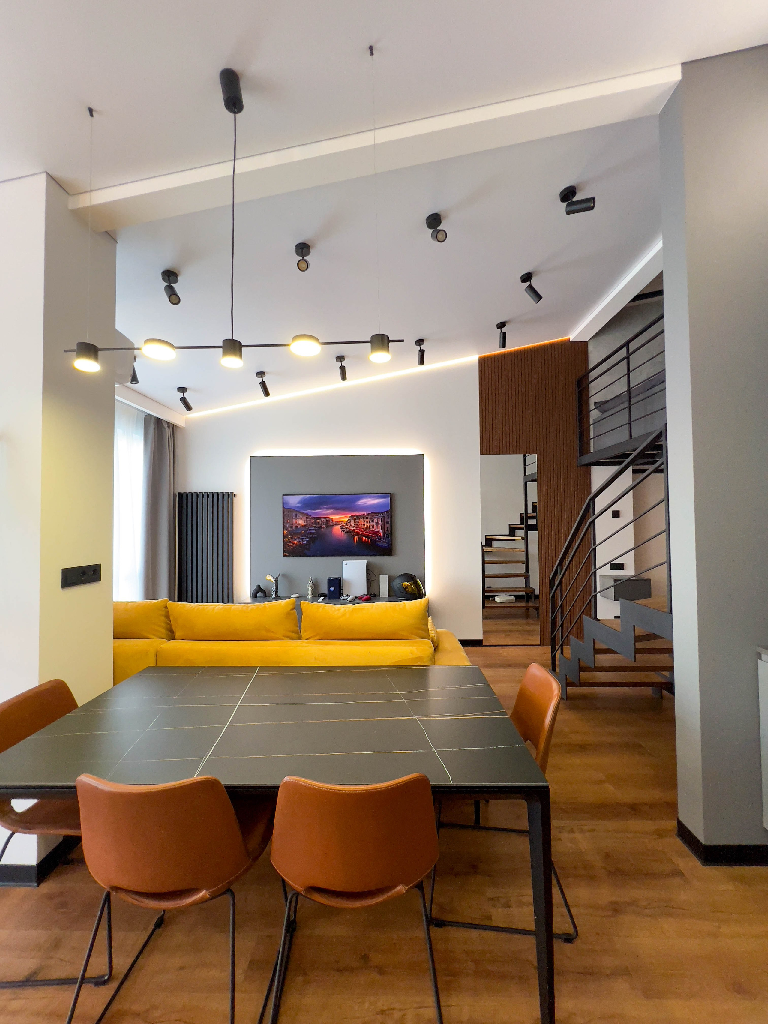 The apartment is on two levels. Fotograf Dmitrii Donets