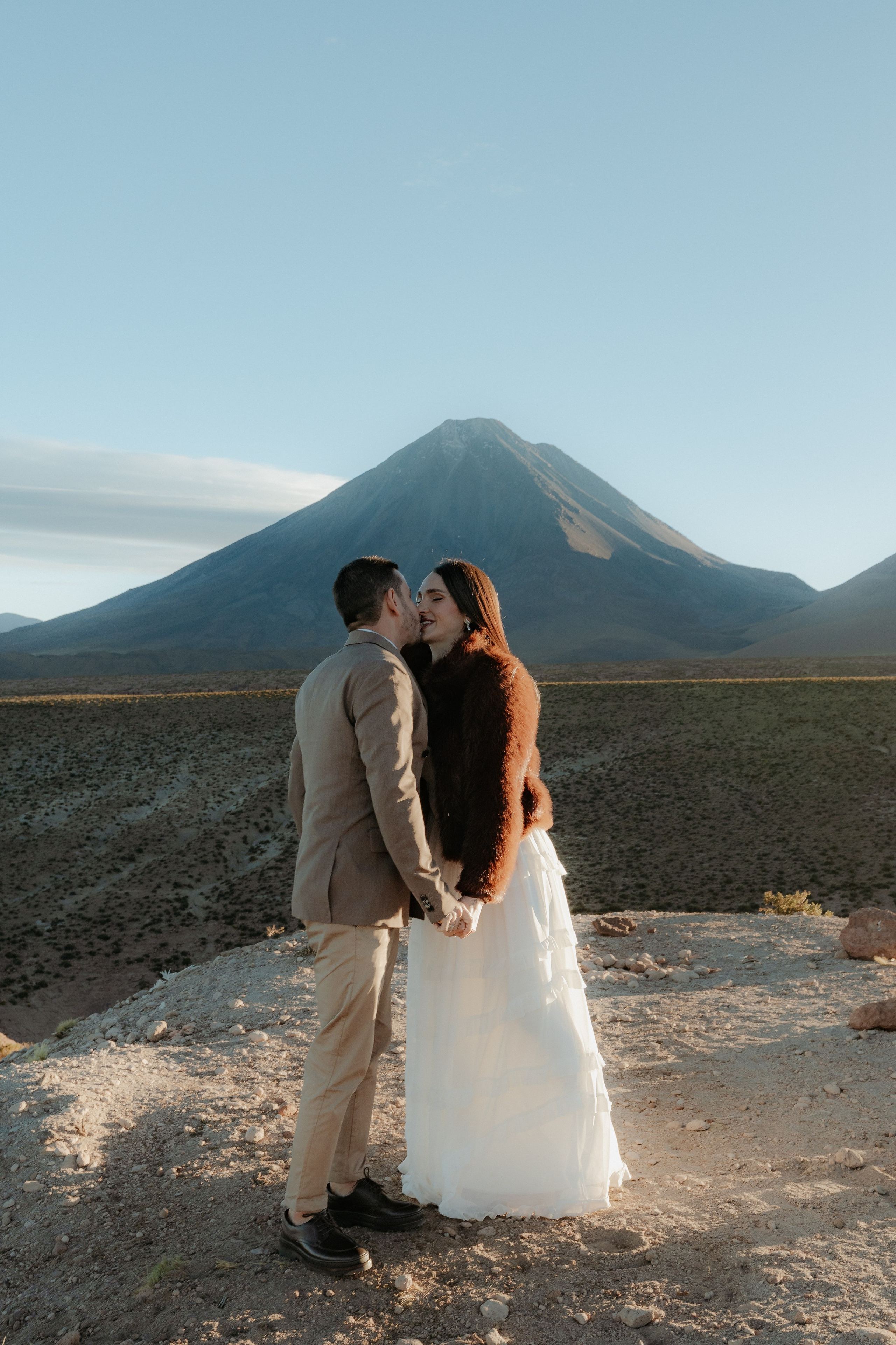 Pre-wedding no mirante do vulcão Licancabur. Photographer in San Pedro de Atacama