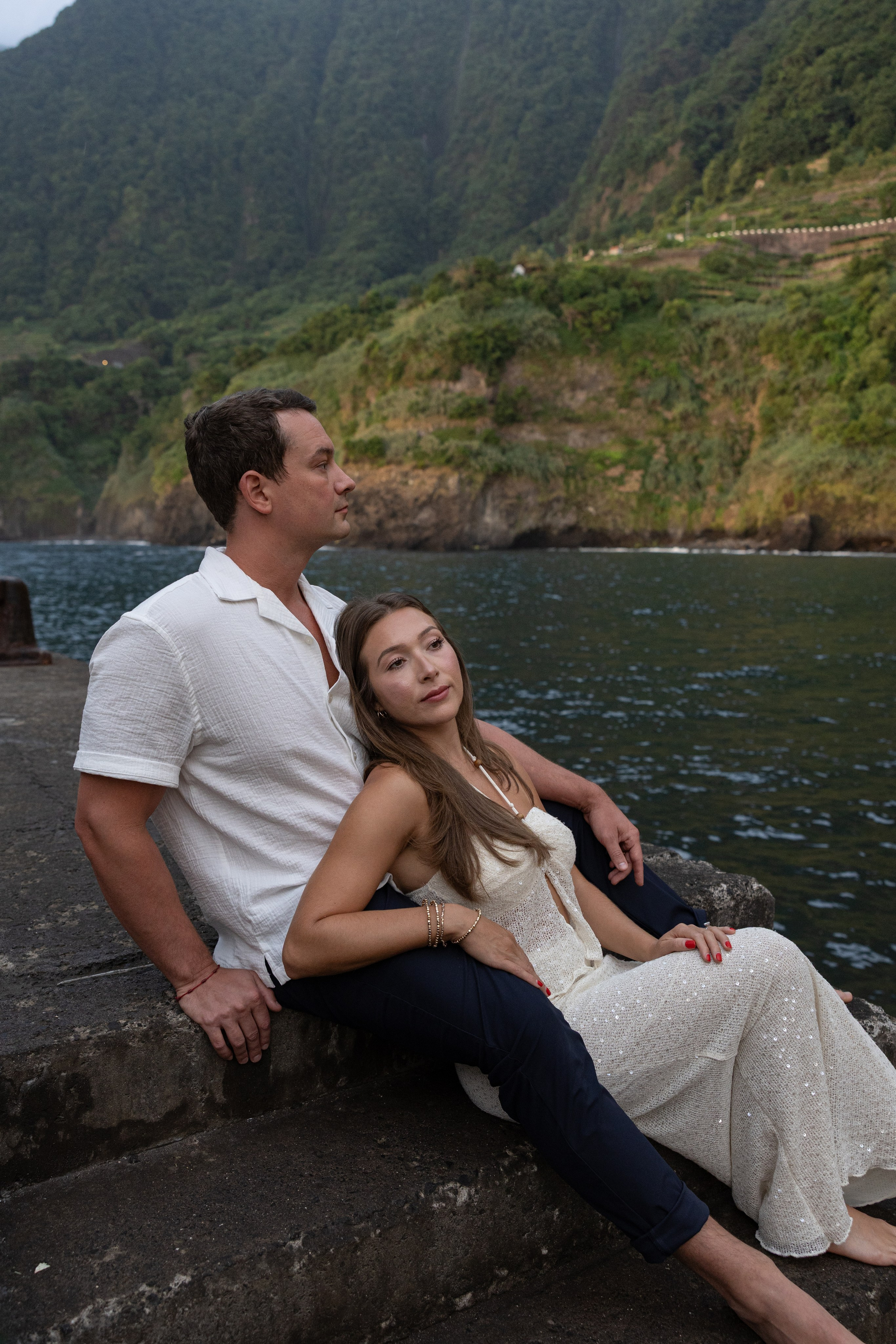 Couple Photoshoot at Seixal Beach, Madeira | Romantic Beach Photography. Fotógrafa na Madeira para casais, pedidos de casamento, elopements e casamentos íntimos | Tatiana