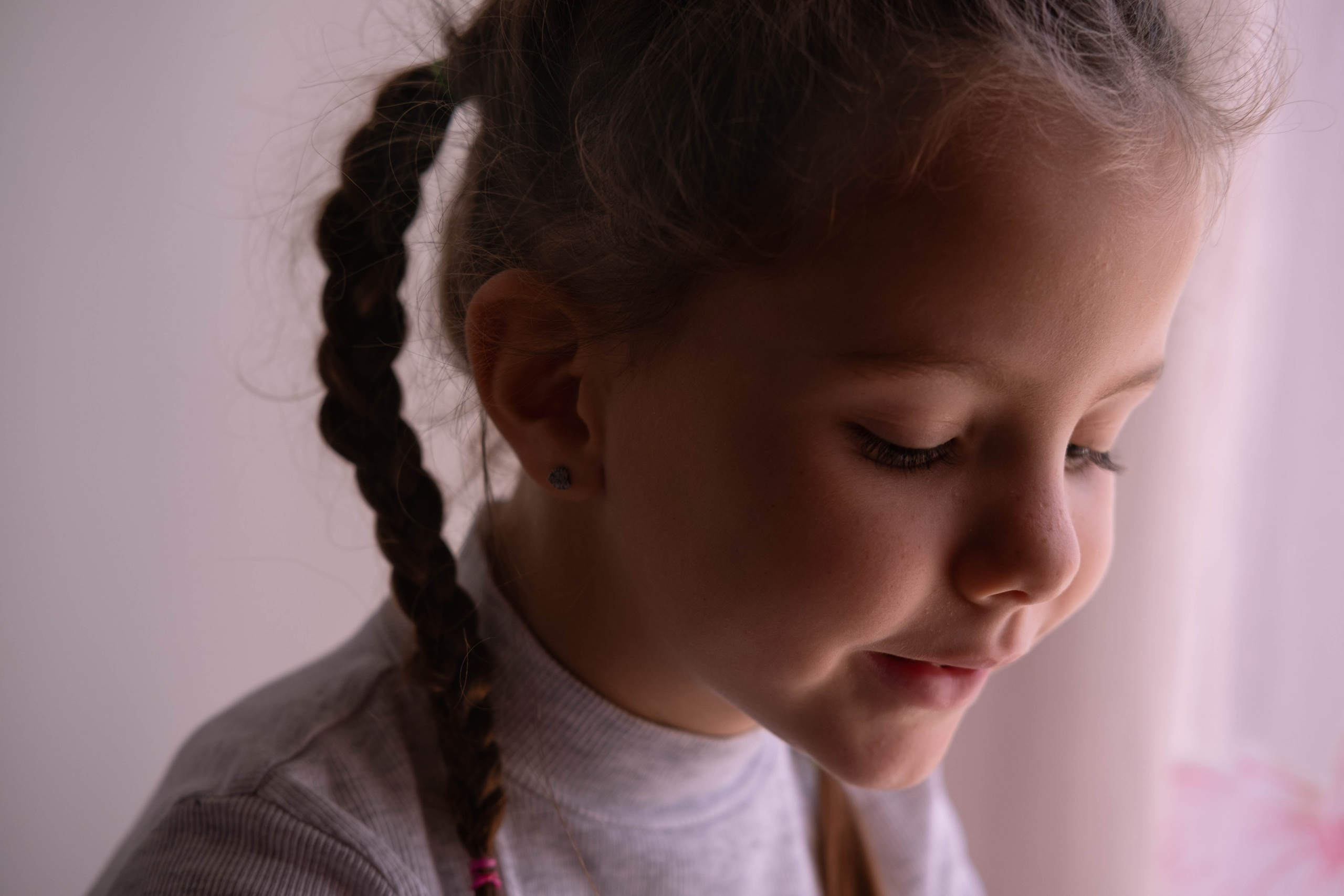 Ritratti di Bambini | Emozioni e Innocenza in Fotografia. Fotografa maternity, family e business a Pomezia e Roma – Simona Henkel