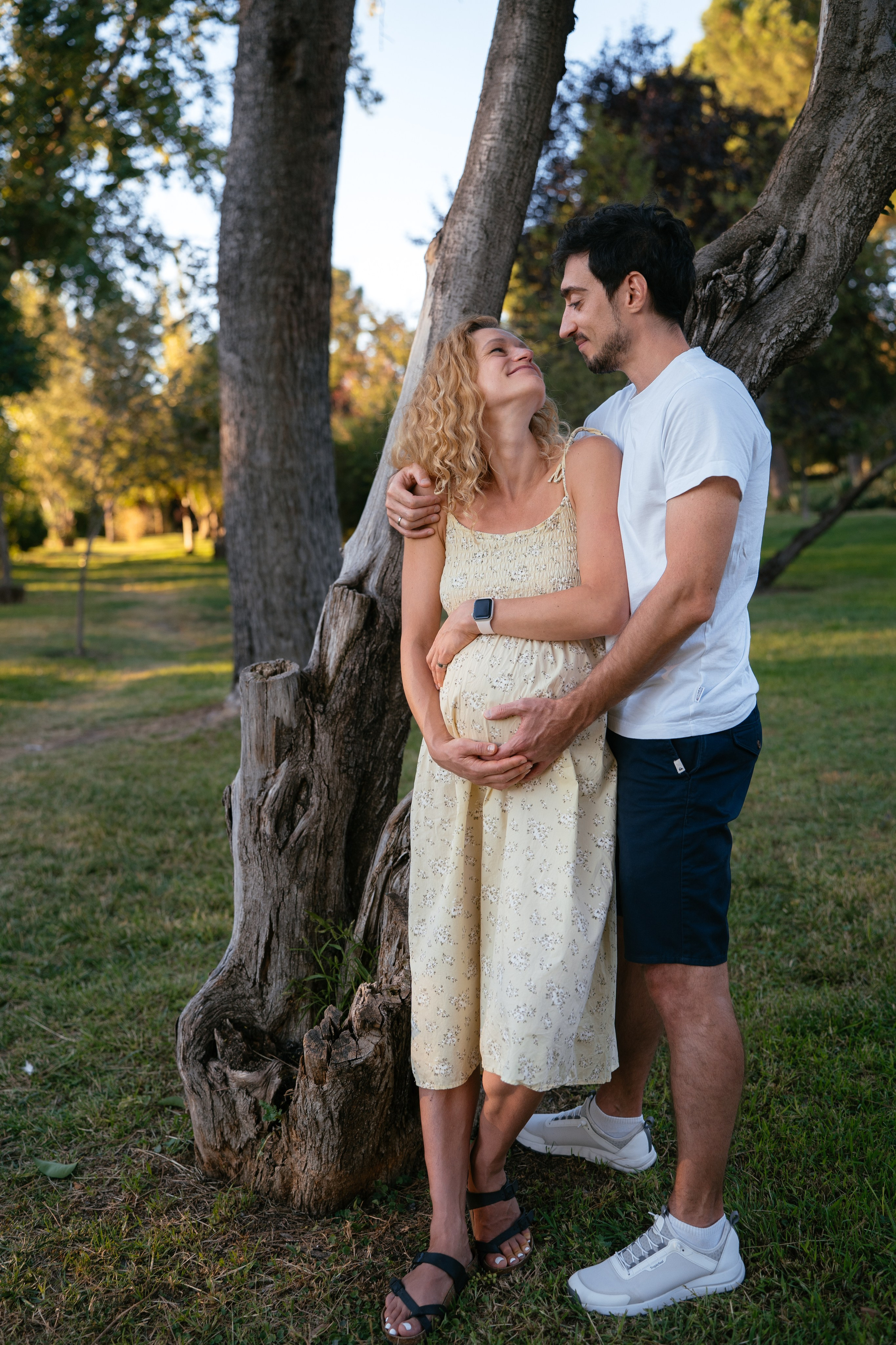 Candid pregnancy photoshoot in the park. Photographer in Madrid, Spain. Alyona Belyaninova