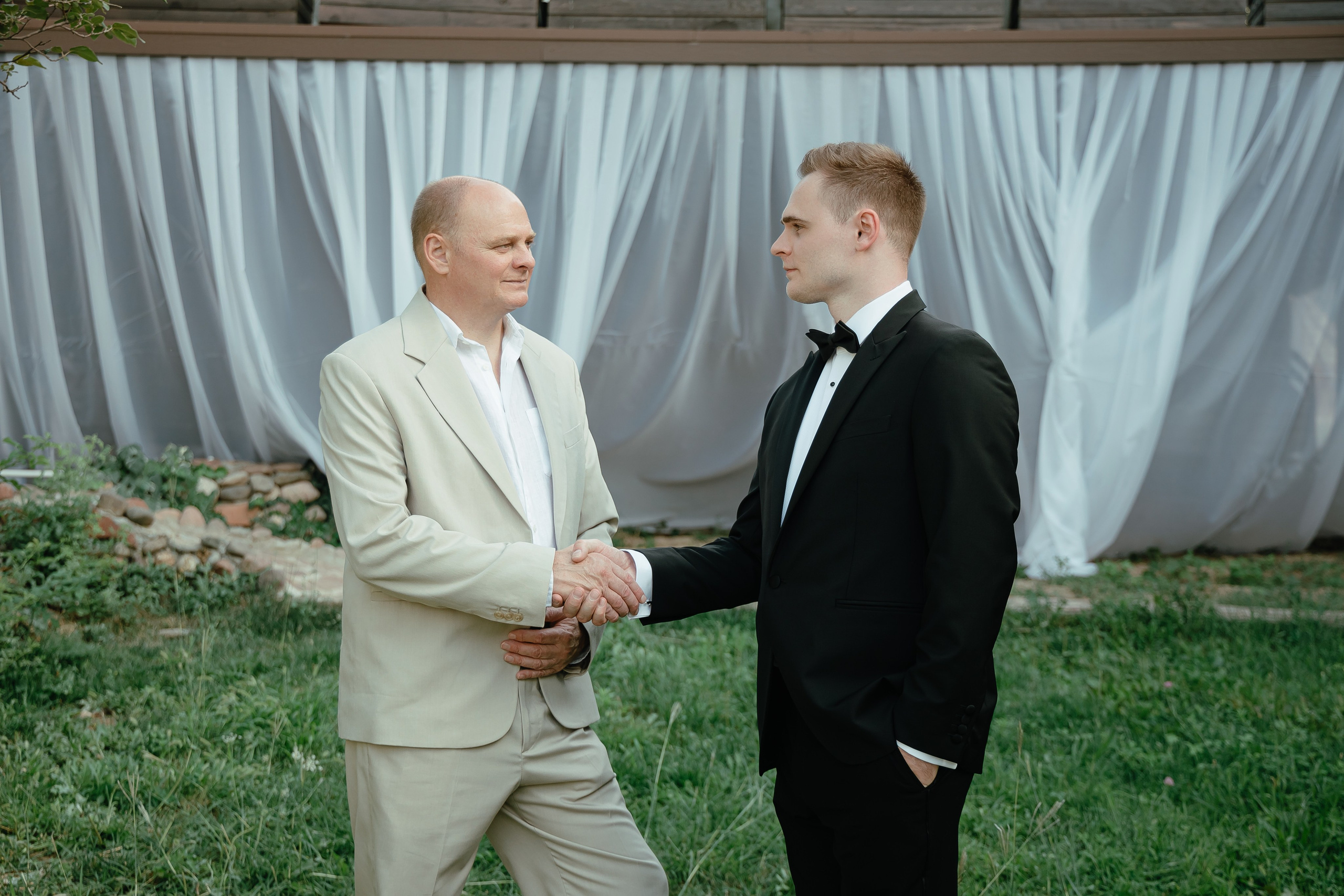 Thomas & Suyumbika. Главная