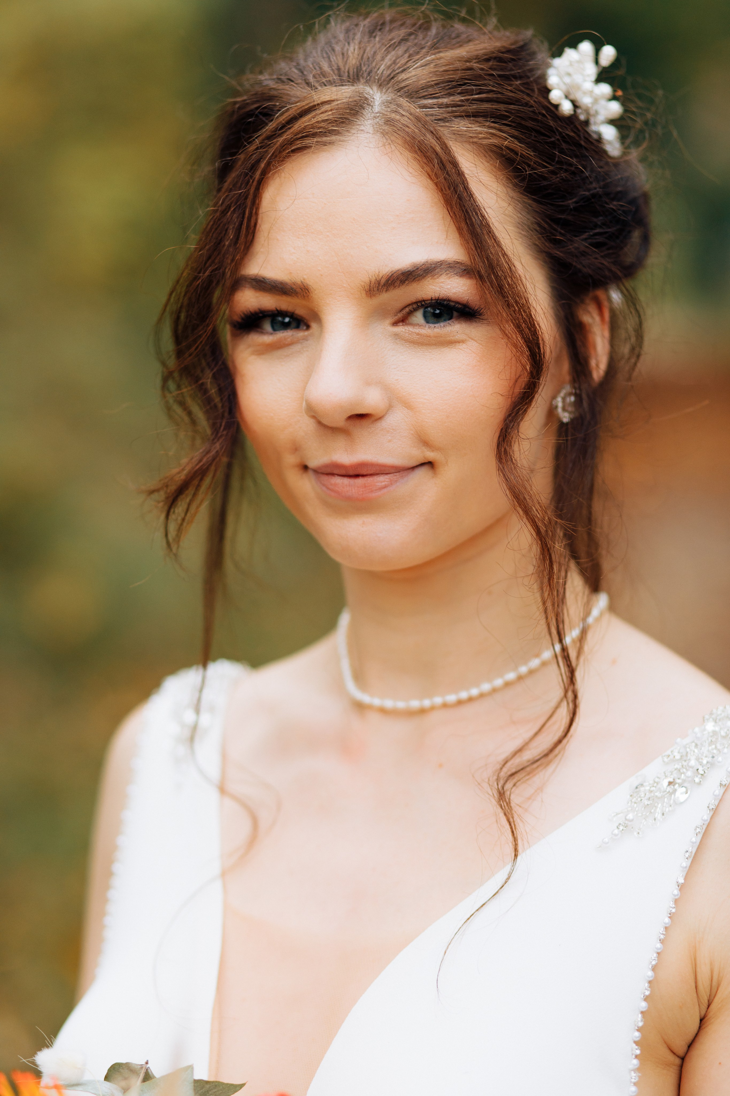 Porträt der schönen Braut in natürlichem und leichtem Stil.