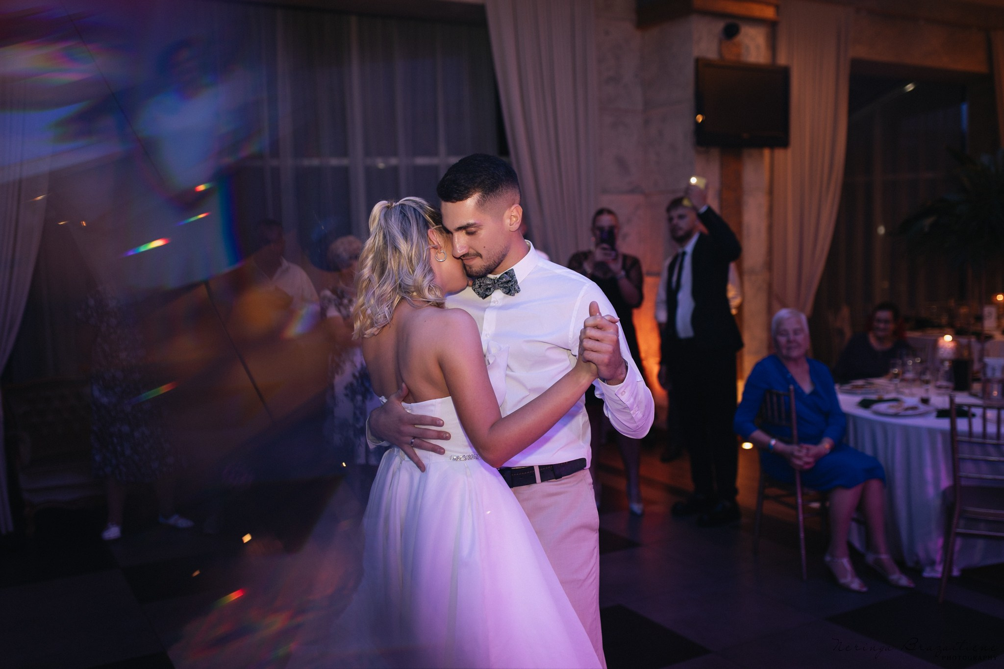 Vestuvinė fotosesija Kaune, Vienybės aikštėje, prie Lietuvos banko