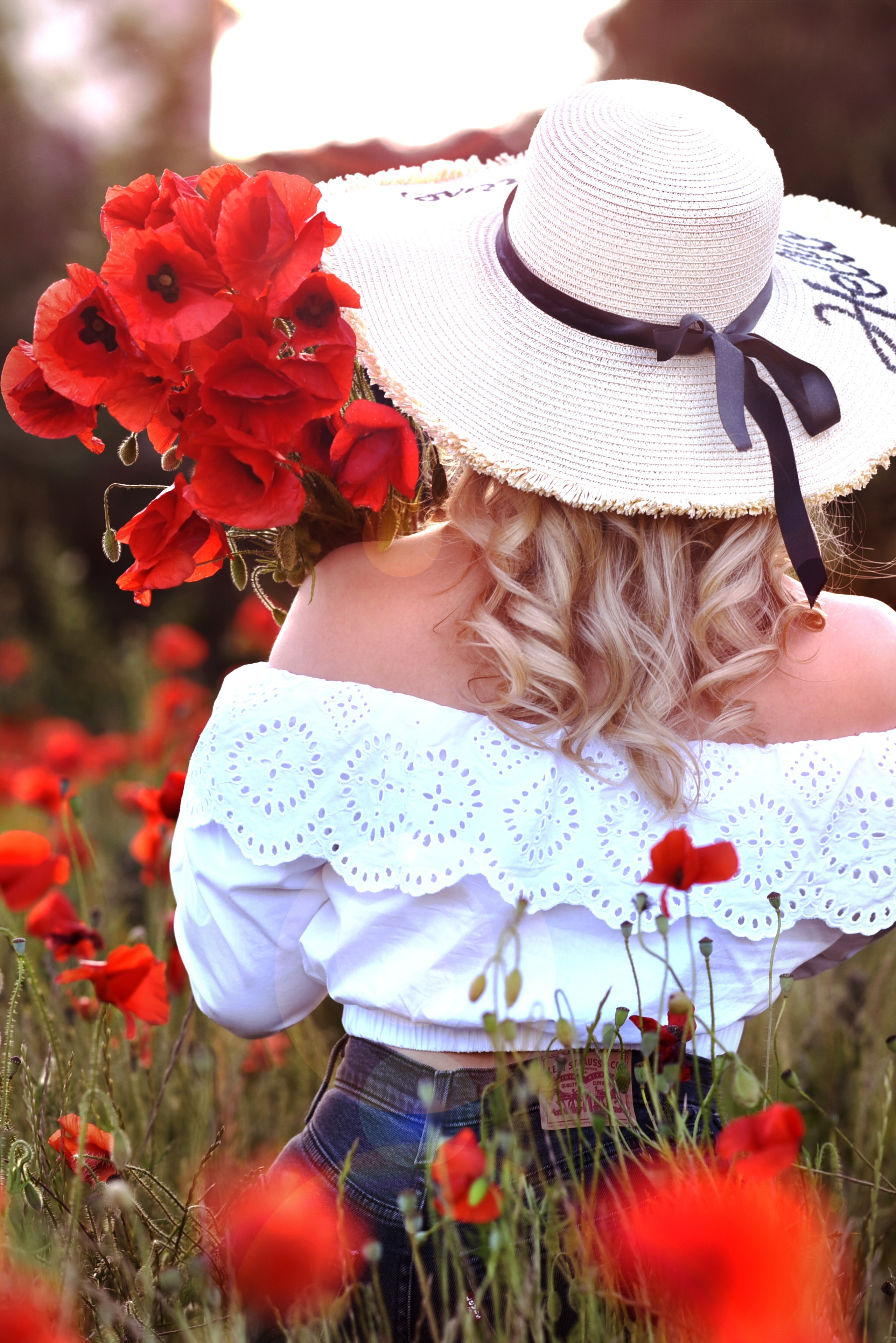 Séance photo dans un champ de coquelicots BEZIERS. Photographe Professionnel à Béziers et Montpellier – Mariages, Portraits et Vidéos Aériennes