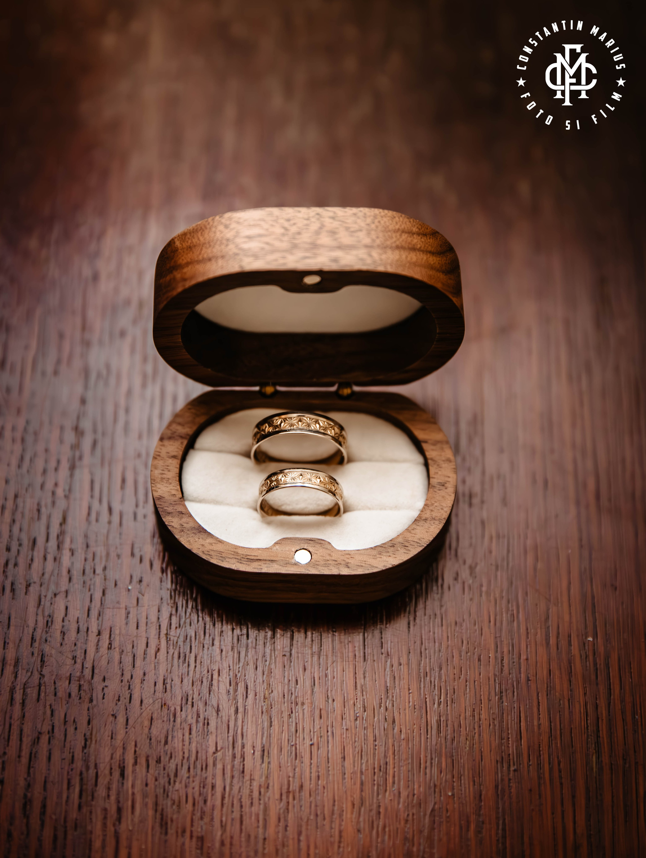 WEDDING PHOTOGRAPHY. DESPRE NOI