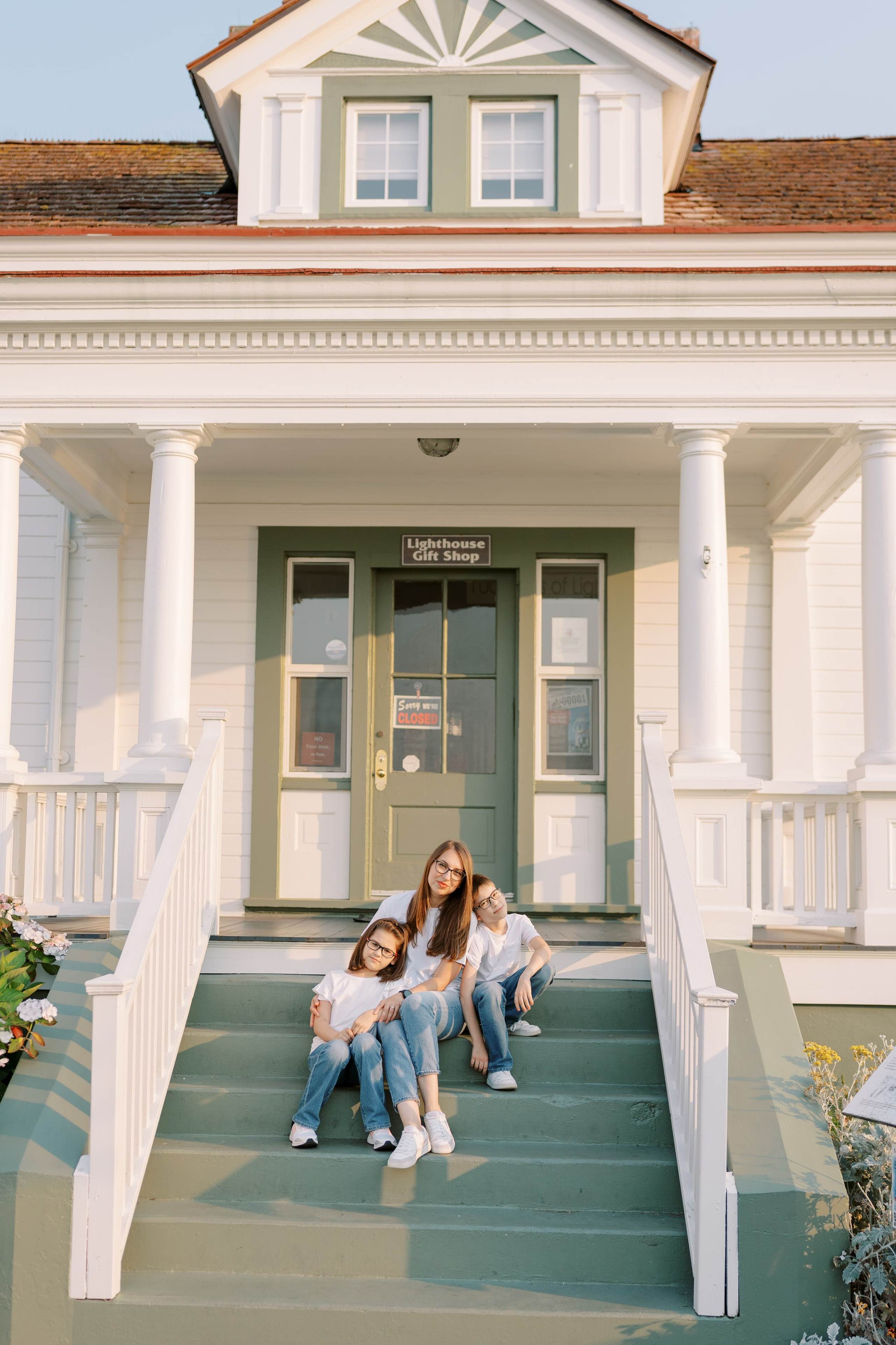Family photoshoot. Vitalina with her family. August 2024. Lighthouse in Mukilteo. EVAN ARISTOV WEDDING PHOTOGRAPHY — Seattle Wedding Photographer