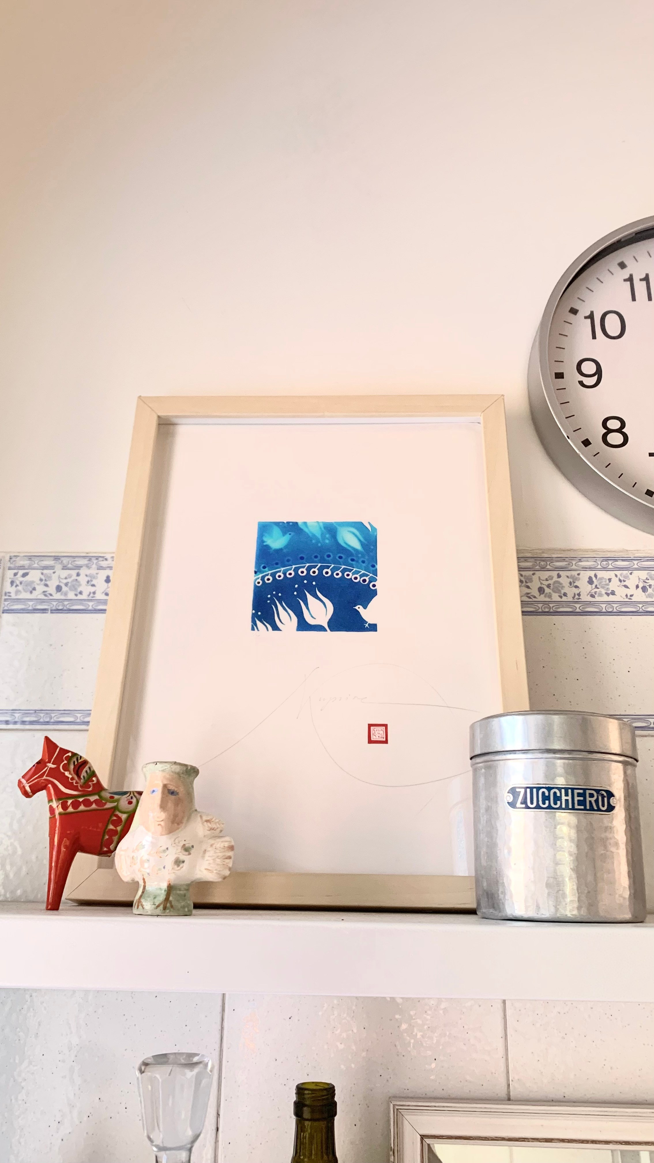 Opera floreale stilizzata in bianco e blu, stampa digitale a tiratura limitata che esplora il colore blu come elemento decorativo e simbolico.