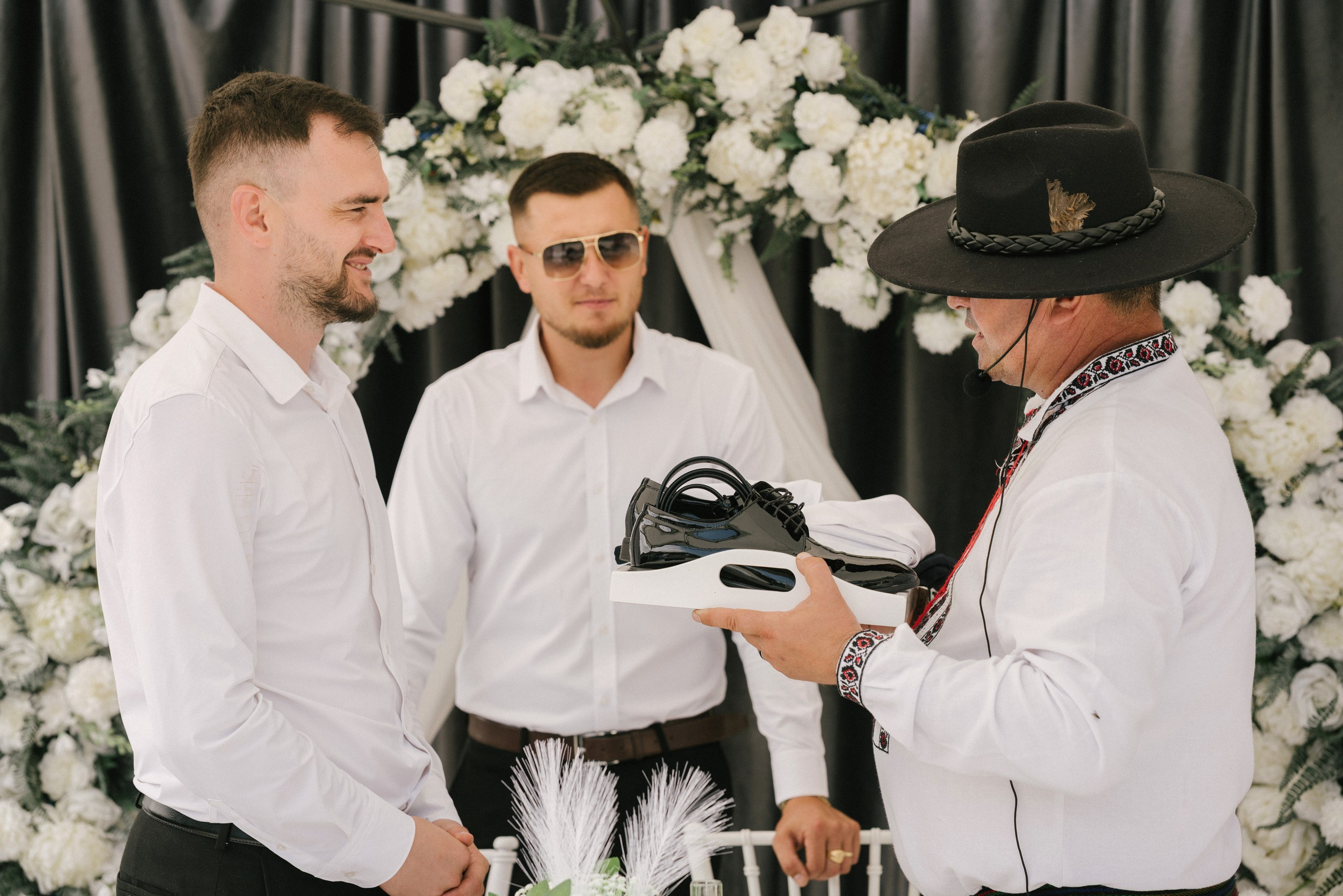 1. Mireasa Adriana în timpul pregătirilor de nuntă în Tudora Botoșani2. Costumul mirelui Ionuț fotografiat artistic în ziua nunții3. Prietenii mirelui la tradițiile de nuntă în Tudora4. Bărbieritul mirelui în cadrul obiceiurilor tradiționale de nuntă5. Fotografii de familie la biserică în ziua nunții6. Portret de familie cu mirii și copilul lor la nunta din Botoșani7. Primul dans al mirilor la Mariage Dor Baisa Botoșani8. Decor elegant de nuntă la Mariage Dor Baisa9. Emoții și tradiții la nunta din Tudora județul Botoșani10. Fotograf profesionist de nuntă în Botoșani surprinzând momente autentice - otograf-nunta-botosanifotograf-evenimente-botosanifotograf-profesionist-botosanifotograf-nunta-tudoranunta-tudora-botosanisedinta-foto-nunta-botosanipoze-nunta-botosanifotografii-nunta-tudorafotograf-cununie-religioasa-botosanibiserica-sfintii-imparati-constantin-si-elena-tudoramariage-dor-baisa-botosanirestaurant-nunta-botosanidansul-mirilor-mariage-dorpregatiri-mire-botosanipregatiri-mireasa-botosanitraditii-nunta-moldovaobiceiuri-nunta-tudorafotograf-familie-nunta-botosaniportret-miri-botosanigalerie-foto-nunta-botosanialbum-foto-nunta-botosaninunta-eleganta-botosaninunta-cu-traditii-botosanifotograf-premium-nunta-botosaniservicii-foto-video-botosanipoveste-de-nunta-botosanifotograf-documentar-nuntafotograf-natural-emotionalmiri-ionut-si-adriananunta-autentica-tudora -otograf-nunta-botosanifotograf-nunta-tudoranunta-tudora-botosanifotograf-evenimente-botosanifotograf-profesionist-botosaniservicii-foto-video-botosanigalerie-foto-nunta-botosanialbum-foto-nunta-botosani - nunta-autentica-botosaninunta-cu-traditii-botosanipoveste-de-nunta-botosanifotografii-emotionante-nuntamomente-autentice-nuntafotografie-documentara-nuntafotograf-natural-nunta- pregatiri-miri-tudorabiserica-tudora-botosanicununie-religioasa-tudoramariage-dor-baisa-botosanipetrecere-nunta-botosanivalsul-mirilor-botosani - alino-foto-studio-botosaniionut-si-adriana-nunta-tudorafotograf-alin-chirila-botosani