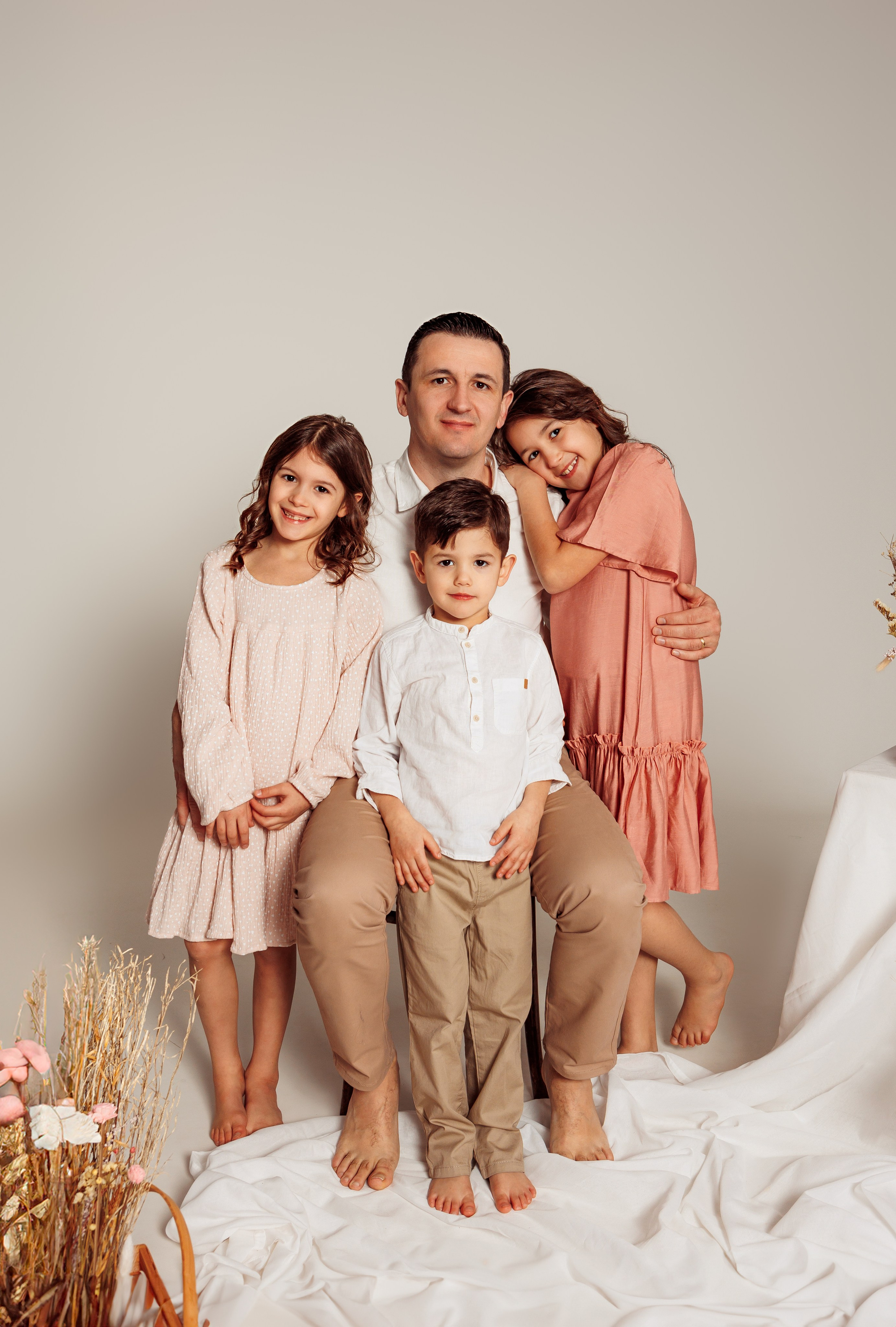 Familia Hudea - fotografii de studio. Cristina Andronache fotograf Brașov fotograf de familie fotograf de nunta Brașov