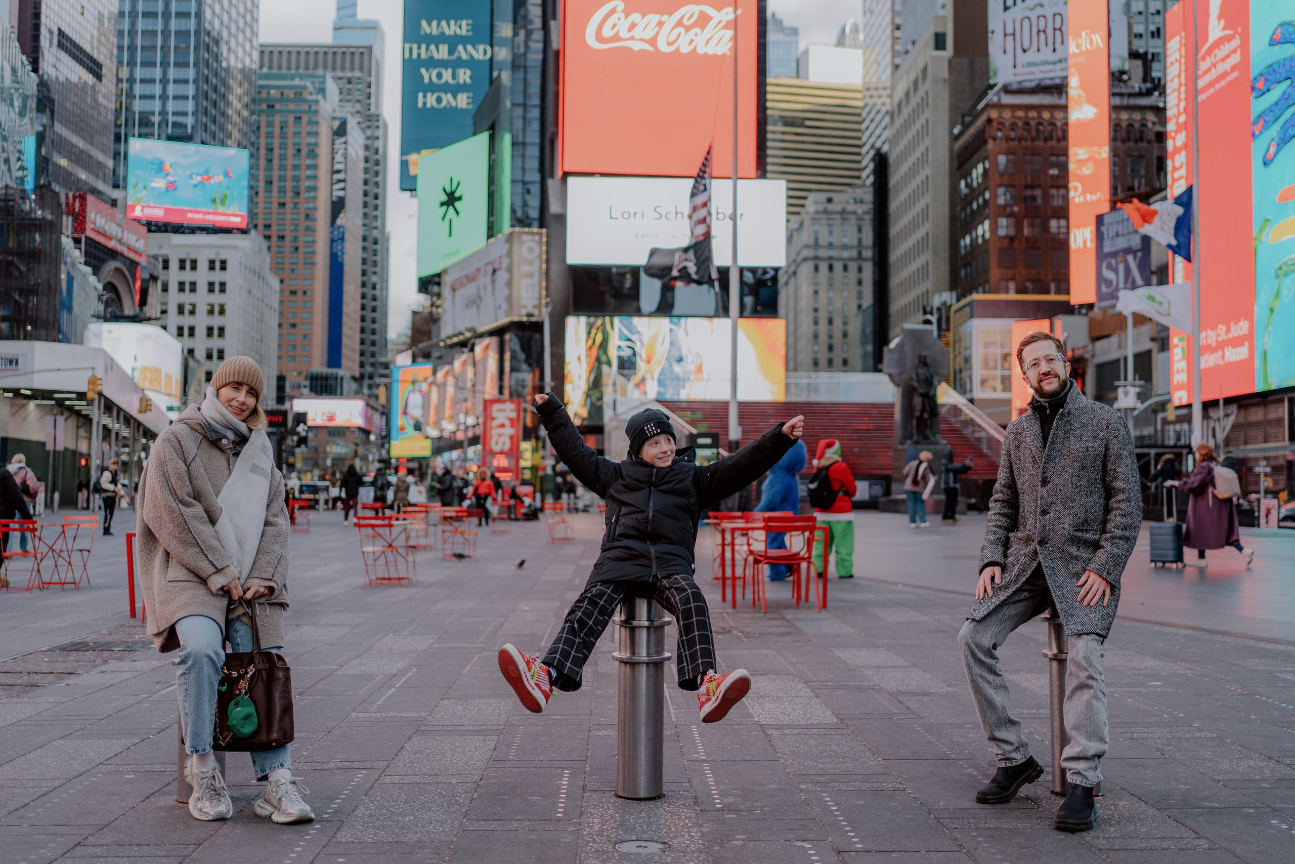 Family in Times Square. Videographer and photographer in New York // MAKAROV.VIDEO