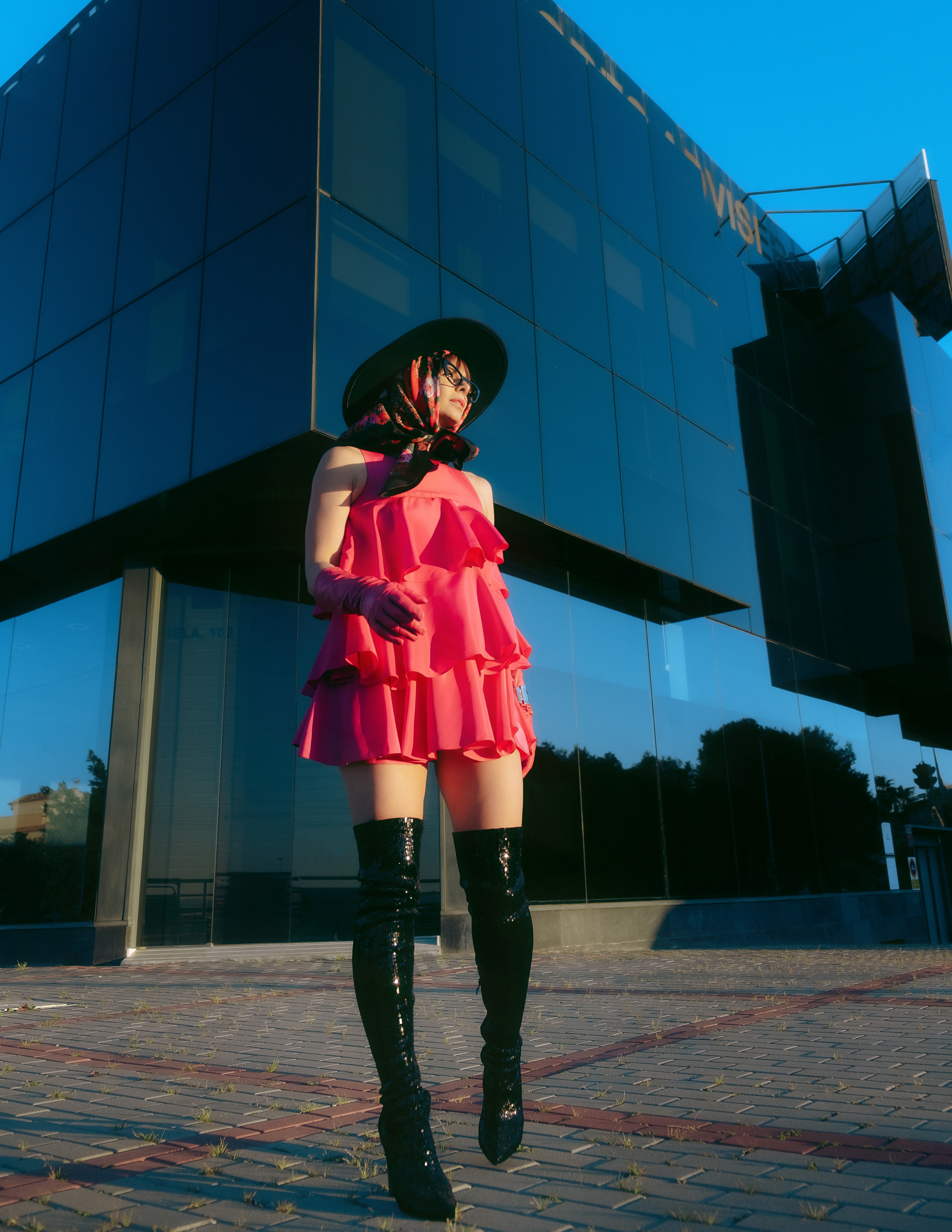 Стрит фэшн фотосессия в промышленной части Торревьехи, Аликантe | Фэшн фотограф Испания