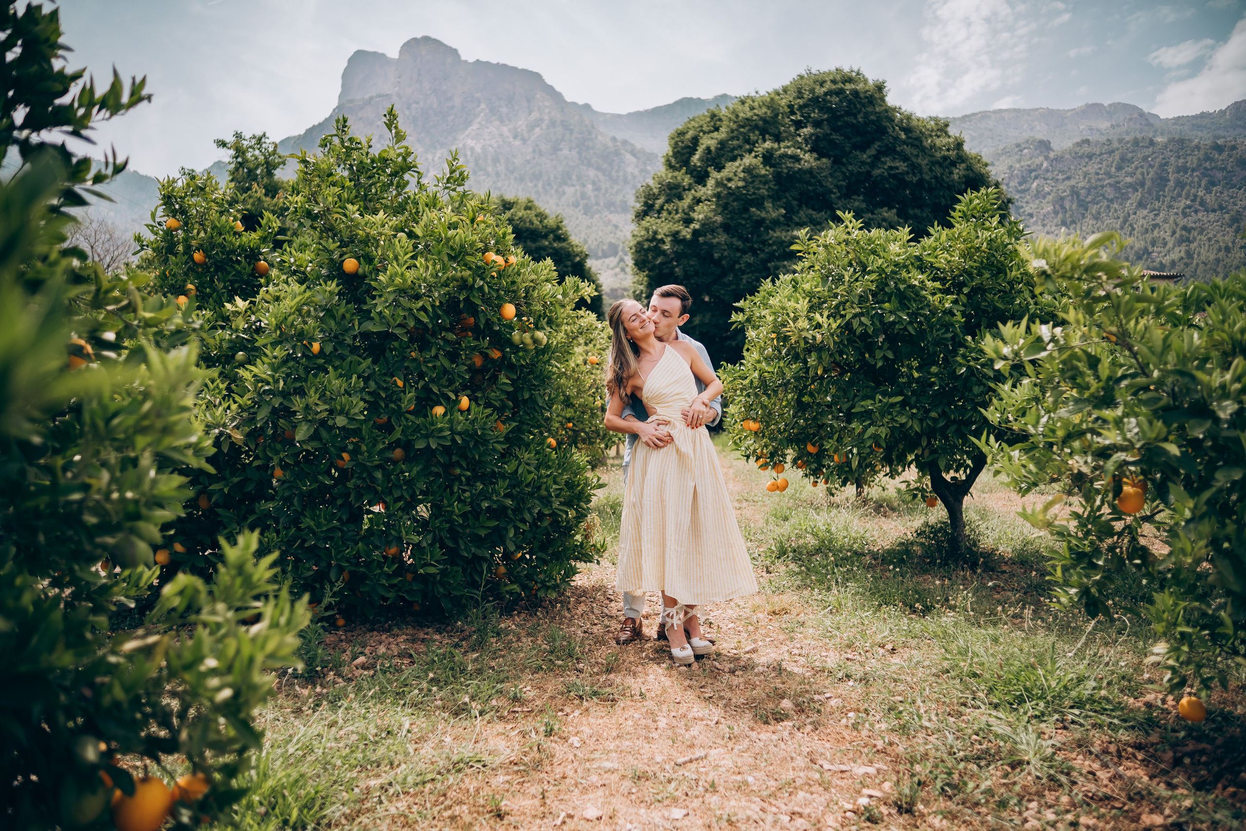 Relaxed Couple Session in Mallorca — Citrus Fields & Seaside. Фотограф у Пальма де Майорка