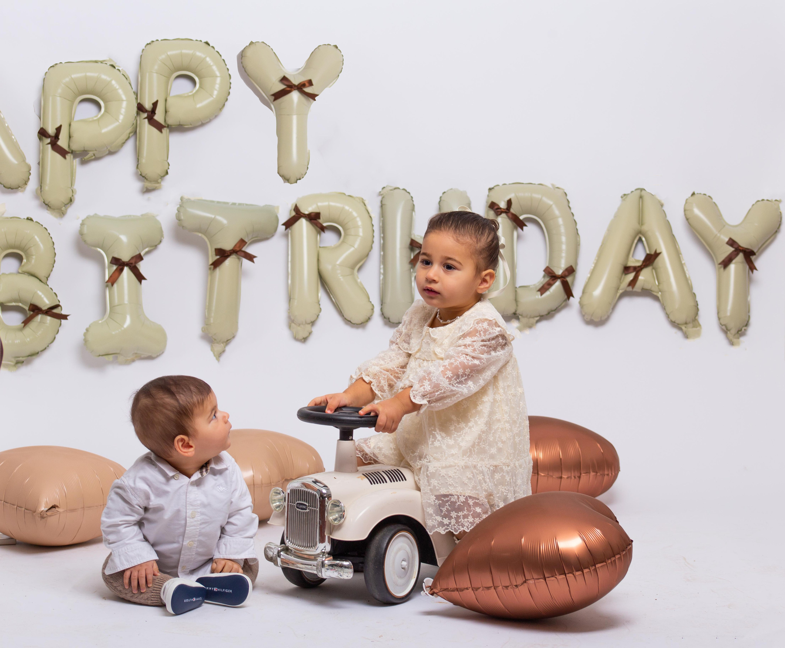 Séance photo anniversaire 2 ans en studio près de Châtellerault. Studio photo « Partage ton bonheur » – Photographe famille près de Châtellerault, Poitiers et Tours