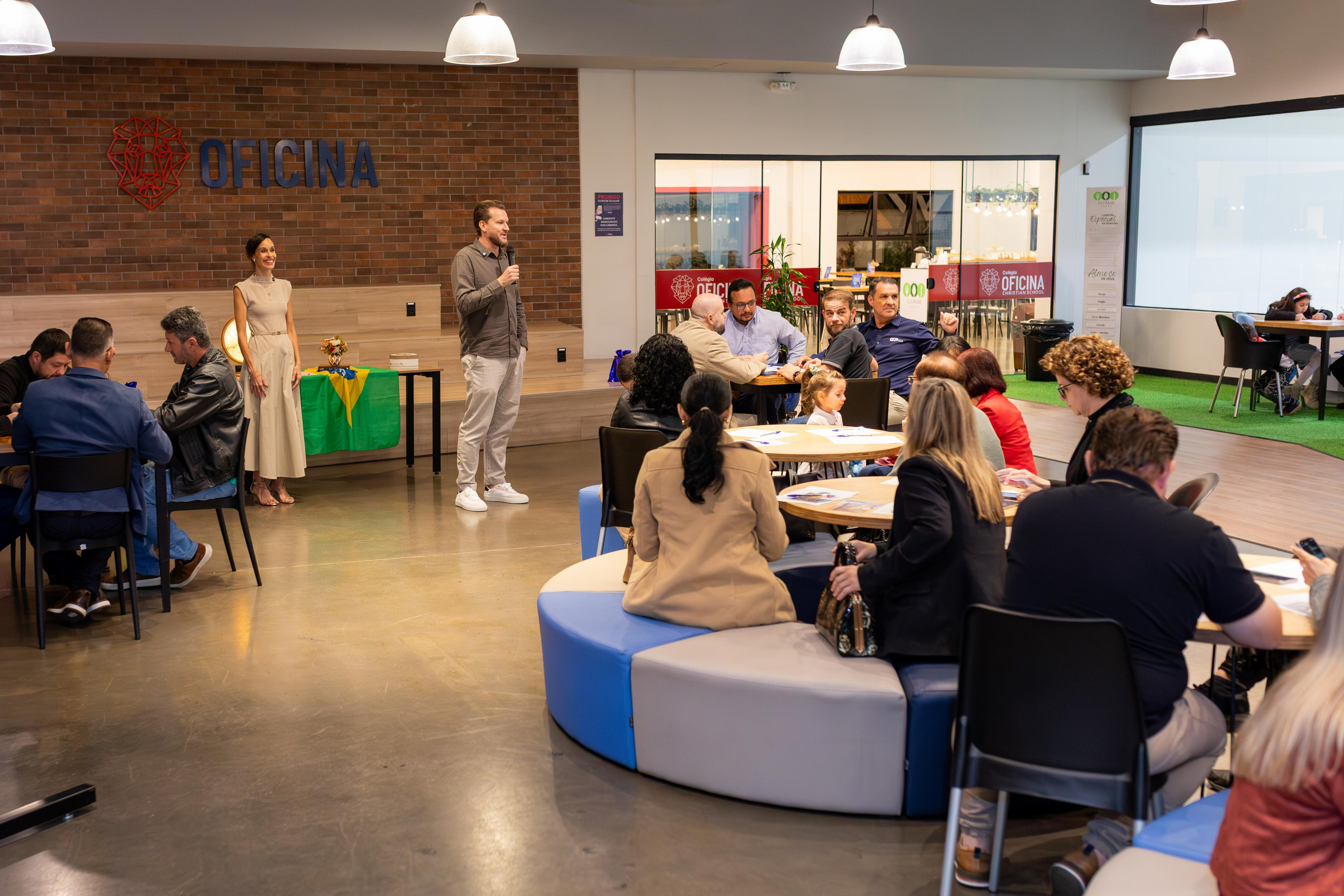 Momentos de interação e networking em evento corporativo em Joinville - Lenofotografia