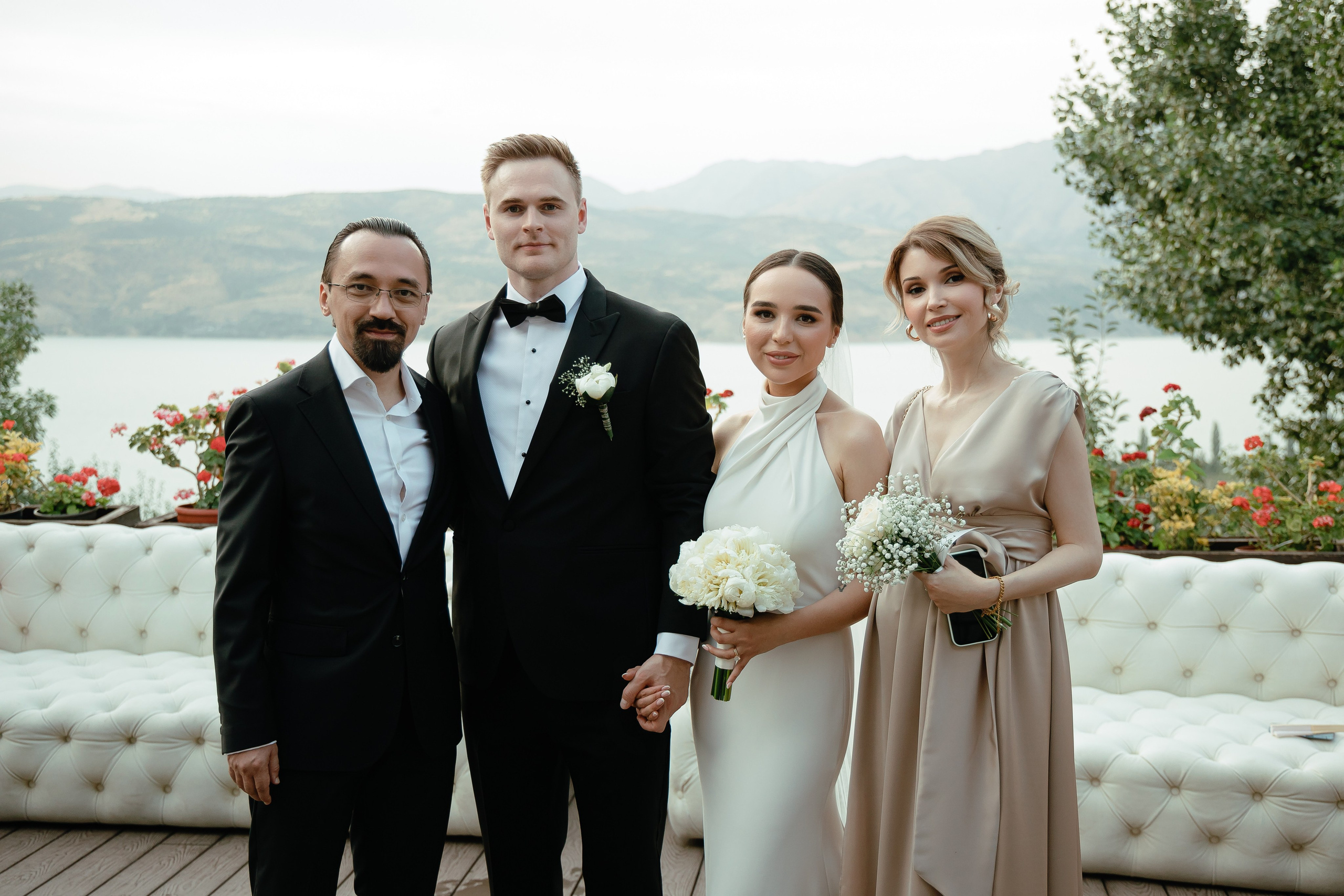 Thomas & Suyumbika. Главная